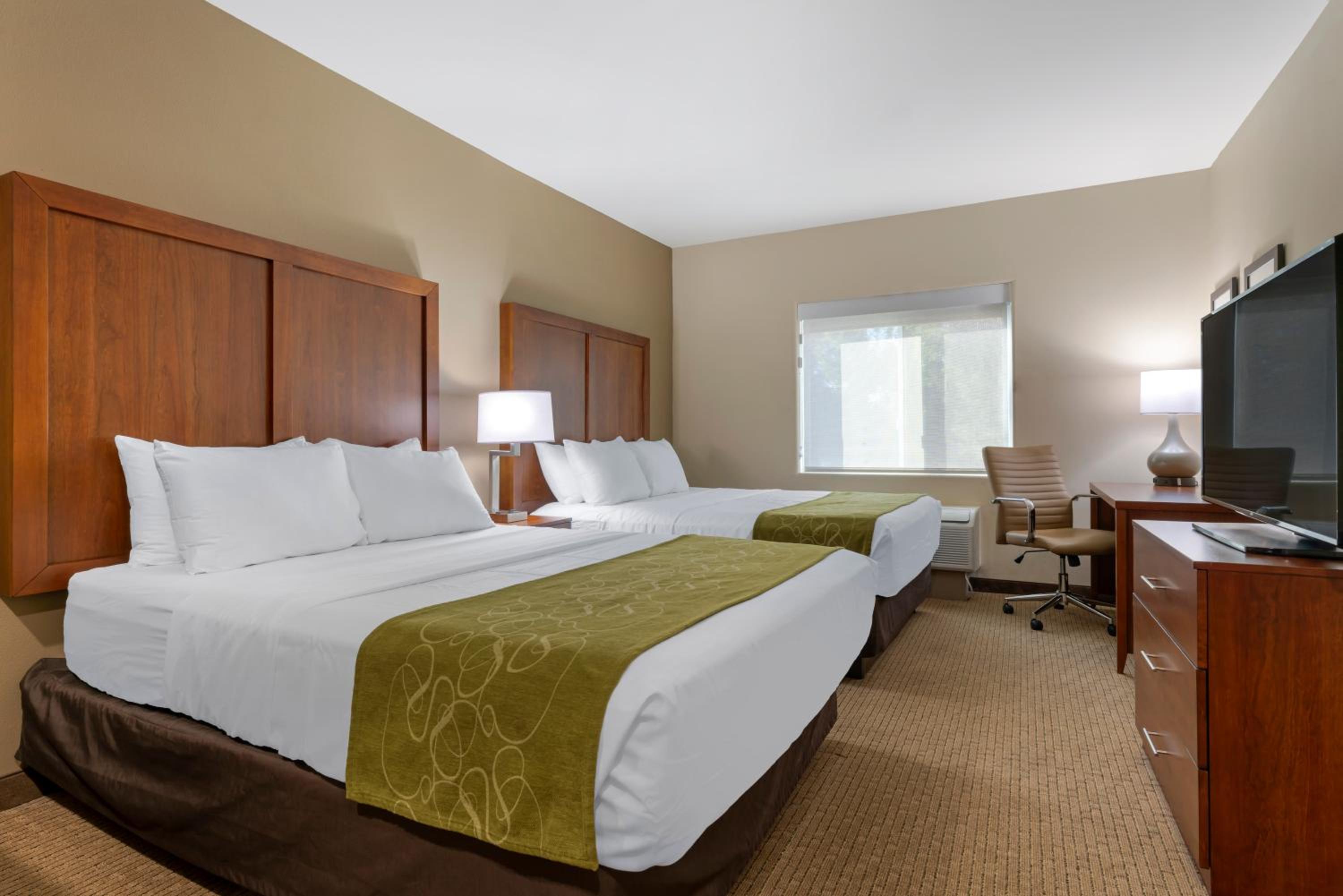 Queen Suite with Two Queen Beds and Accessible Tub - Accessible/Non-Smoking - Photo 9