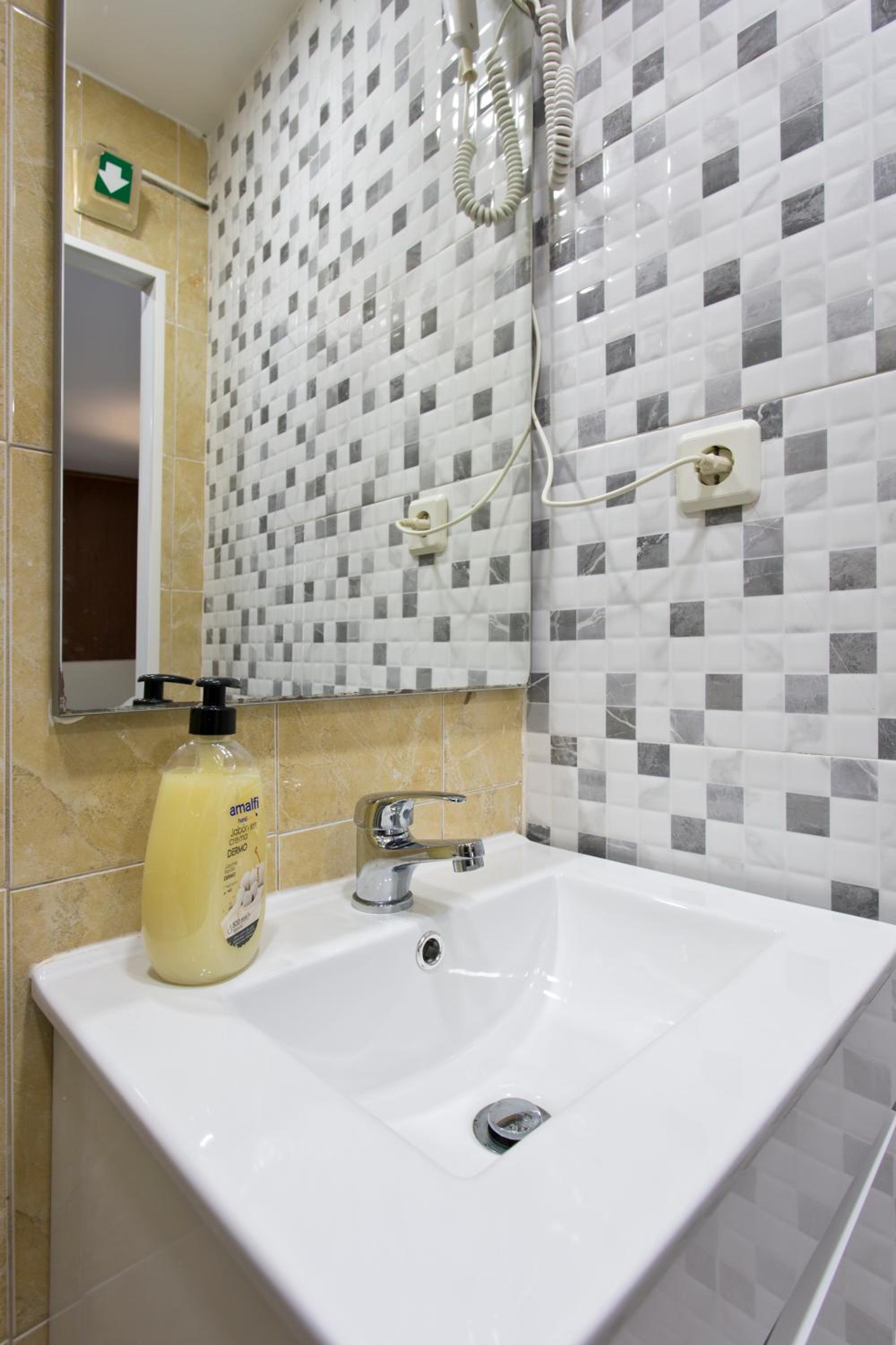 Triple Room - Photo 19