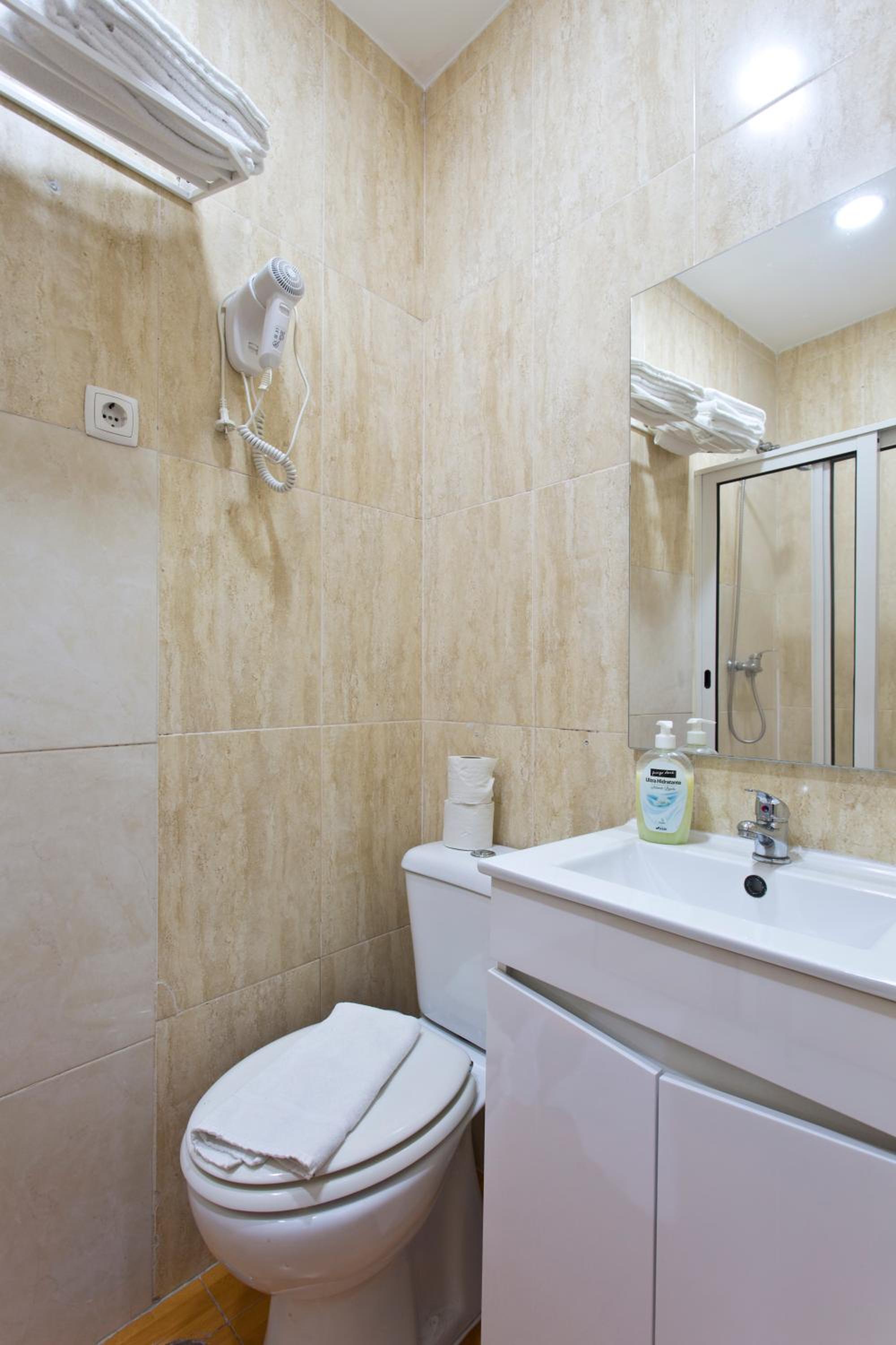 Triple Room - Photo 17
