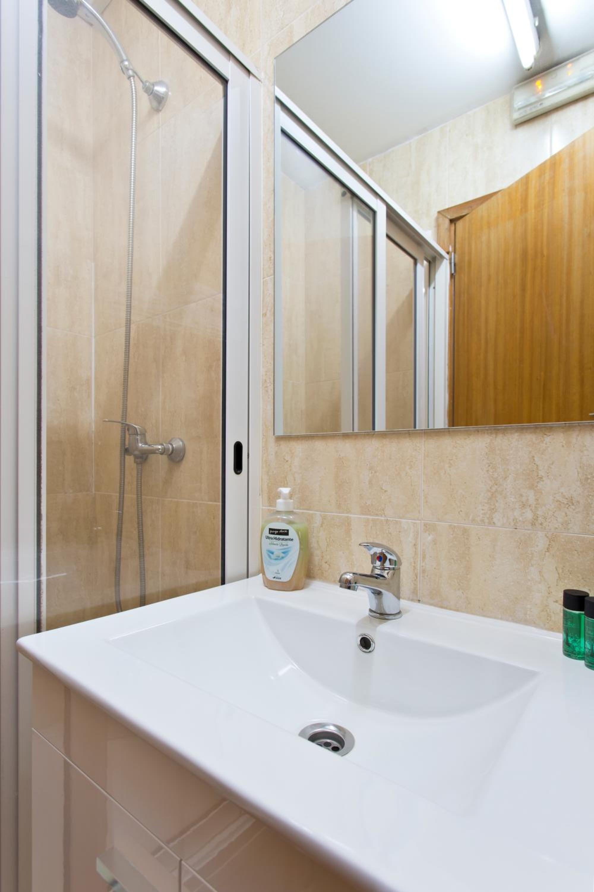 Quadruple Room - Photo 6