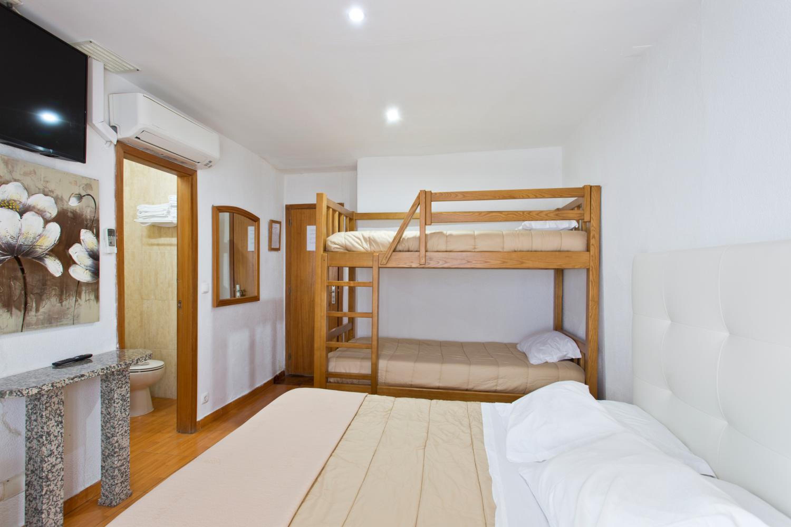 Quadruple Room - Photo 1