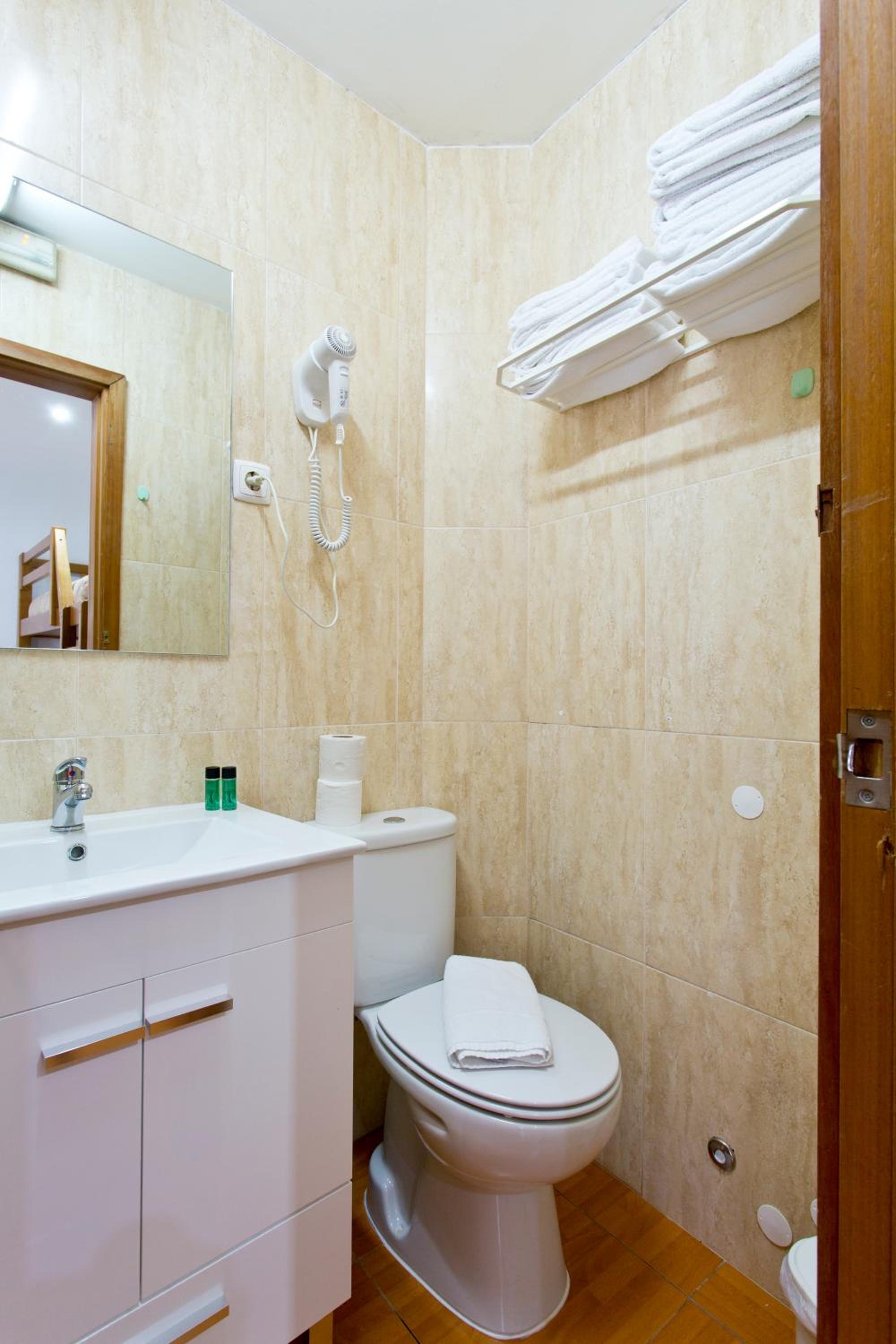 Quadruple Room - Photo 7