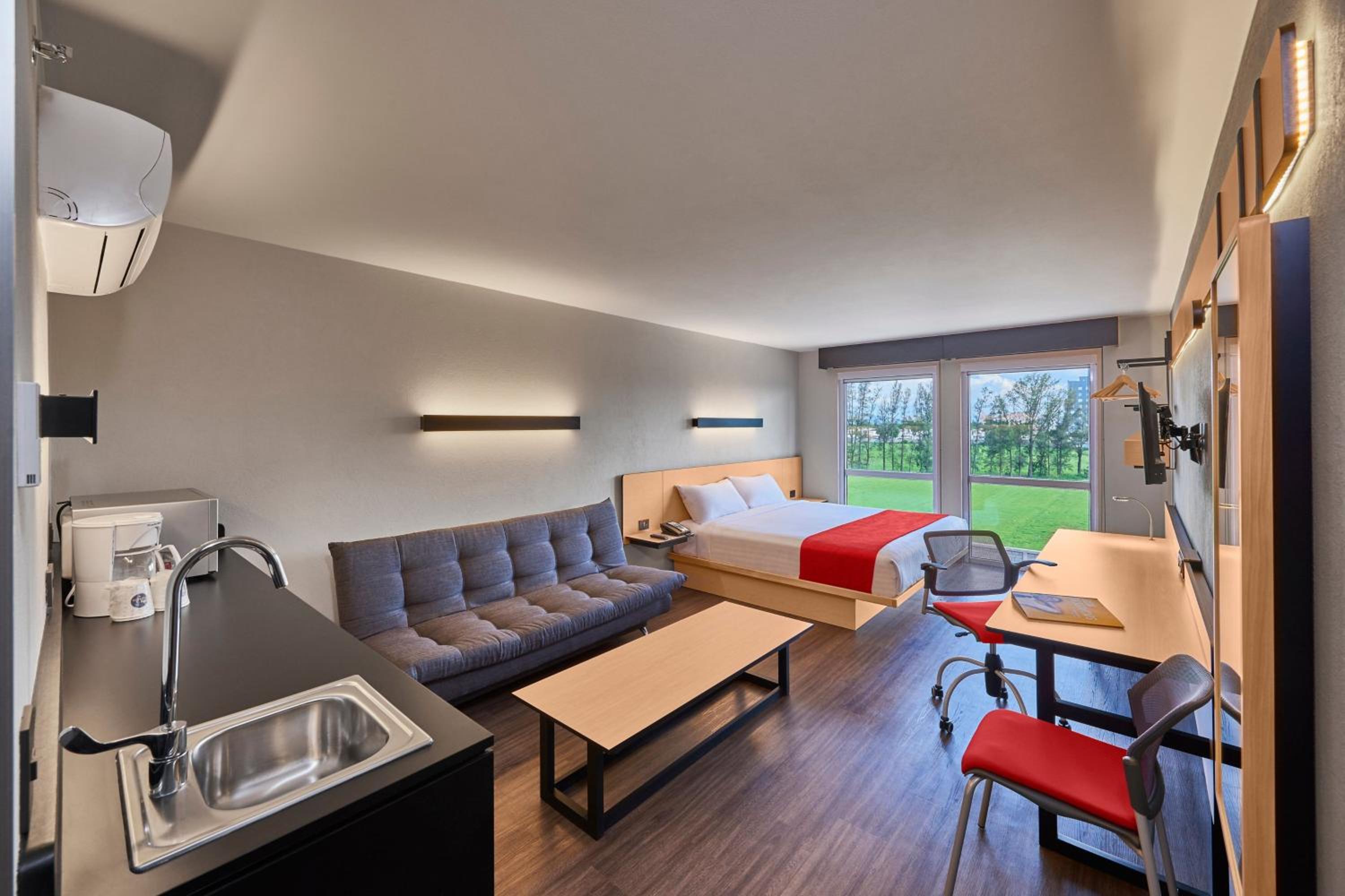 Superior King Room with Sofa Bed - Photo 5