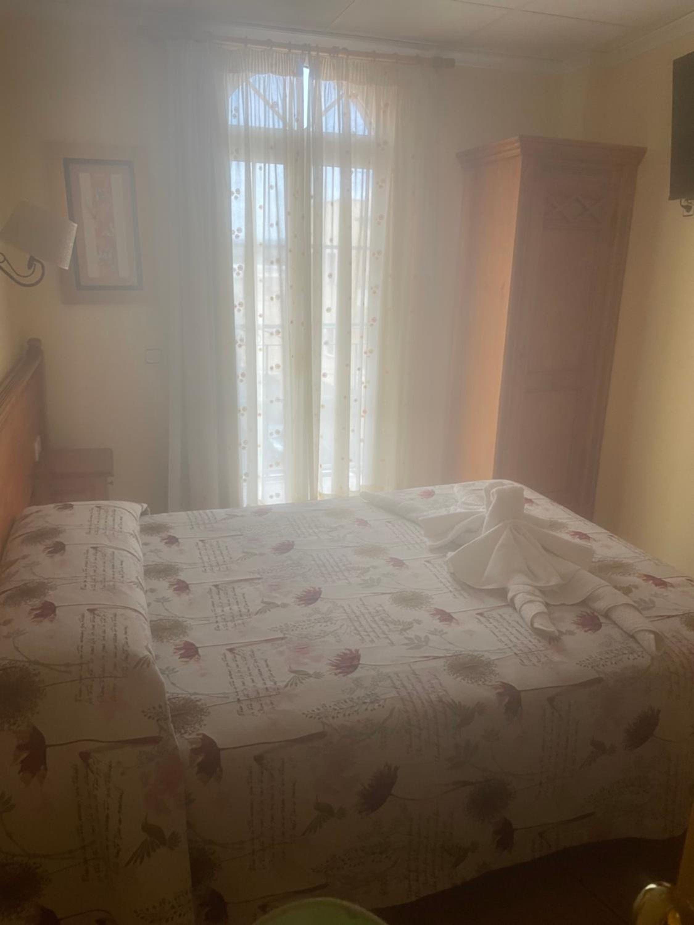 Standard Double Room - Photo 12