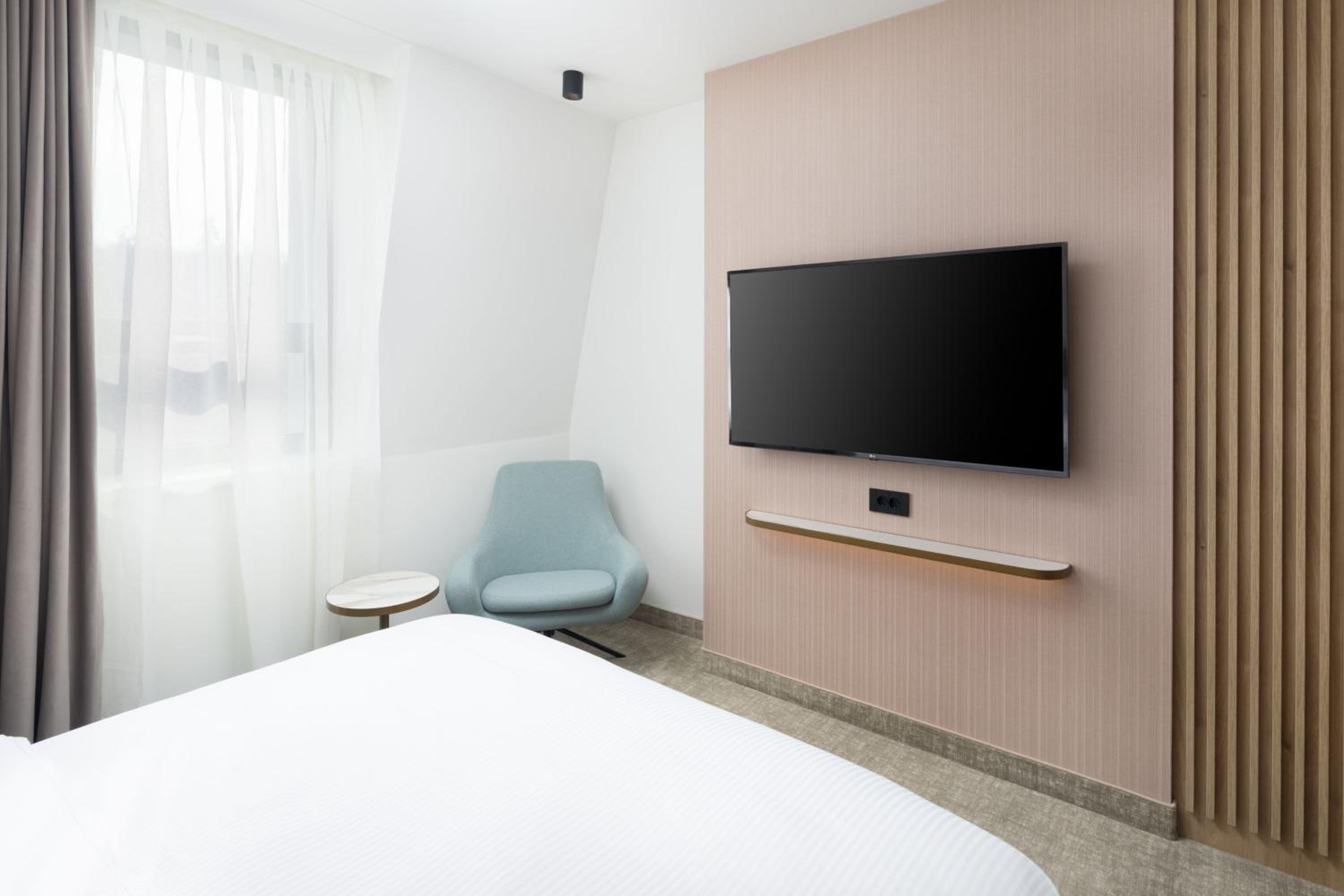 Standard Queen Room with City View photo 2