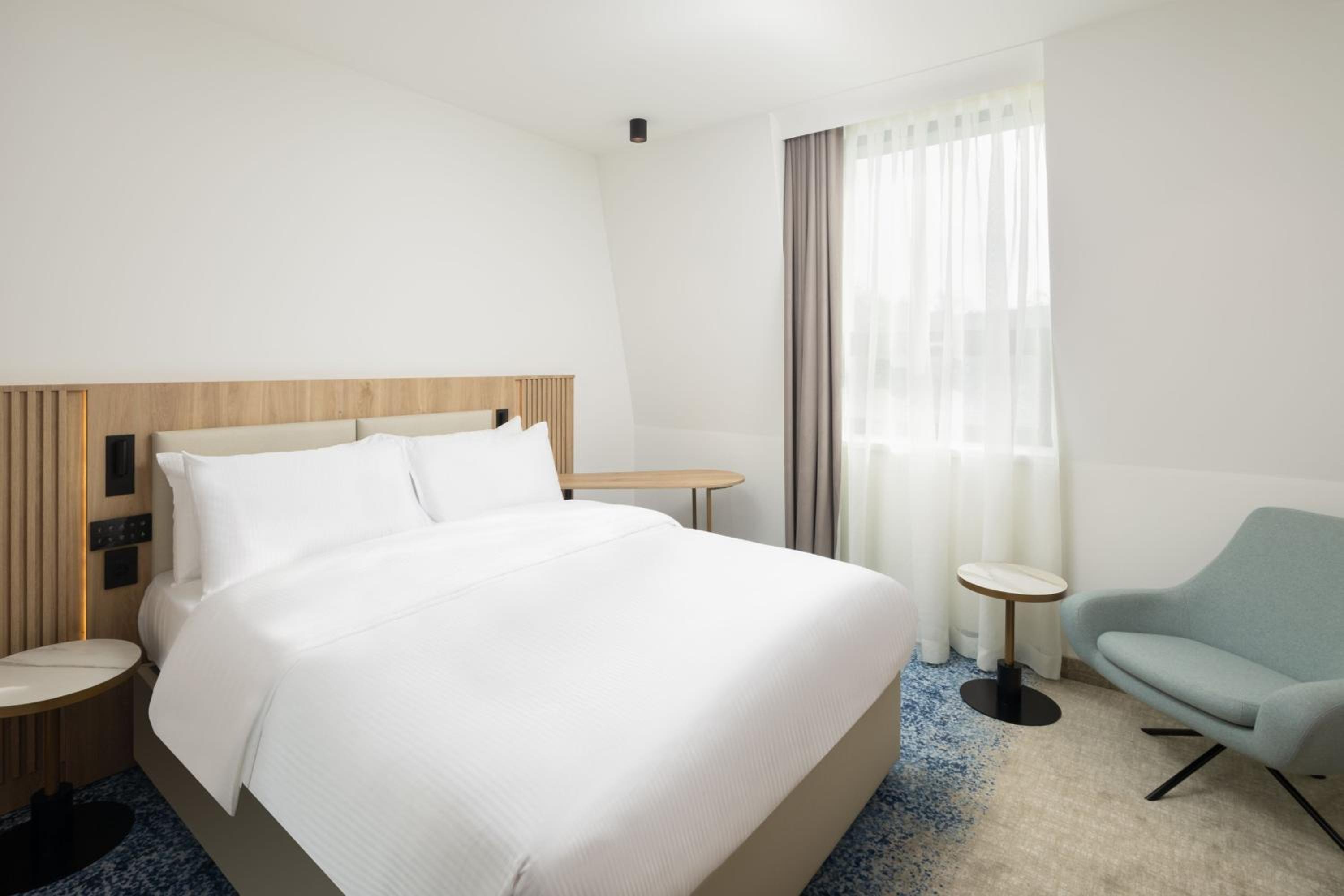 Standard Queen Room with City View