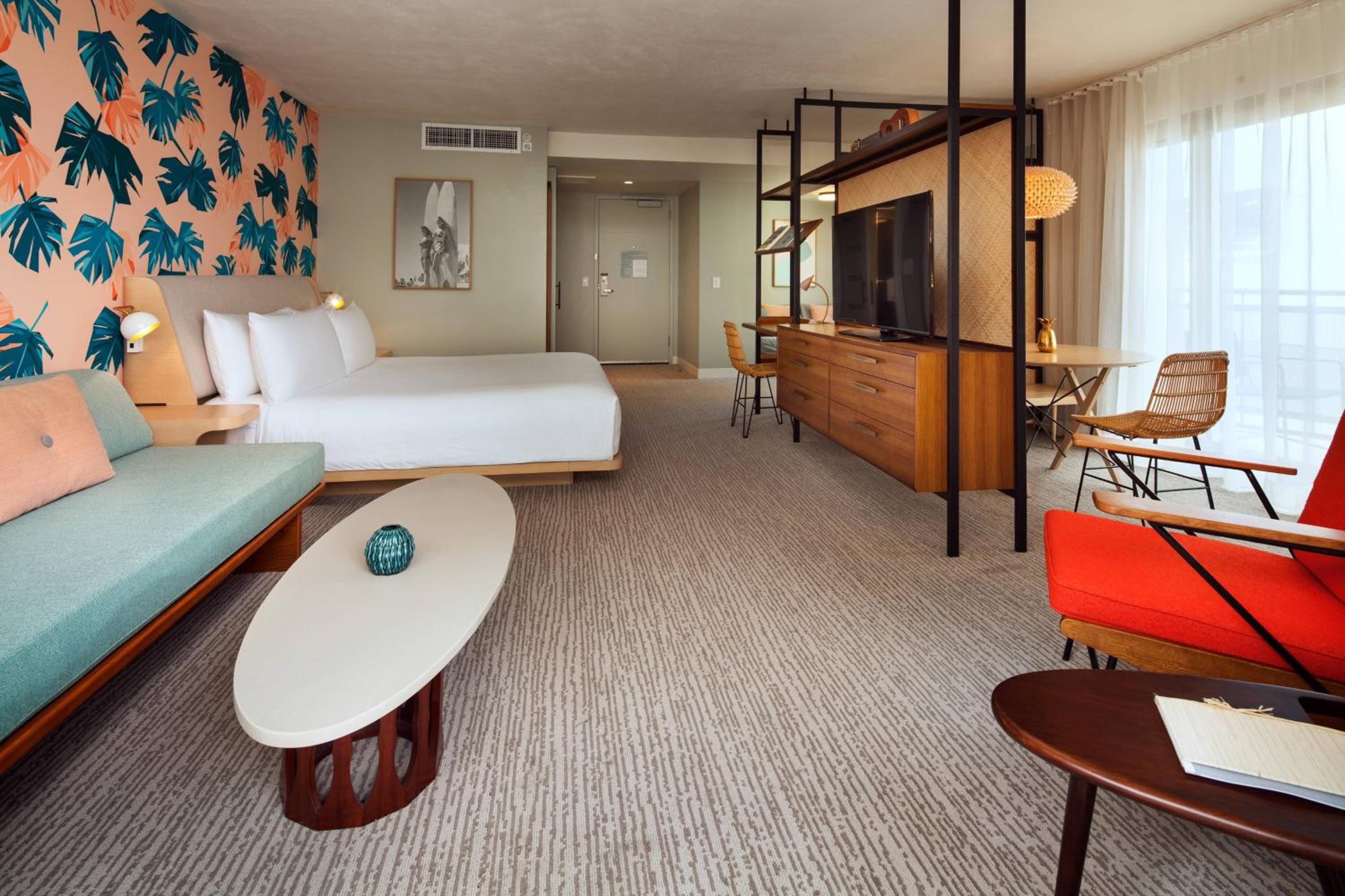 Premium Corner Suite with One King Bed and Twin Daybed