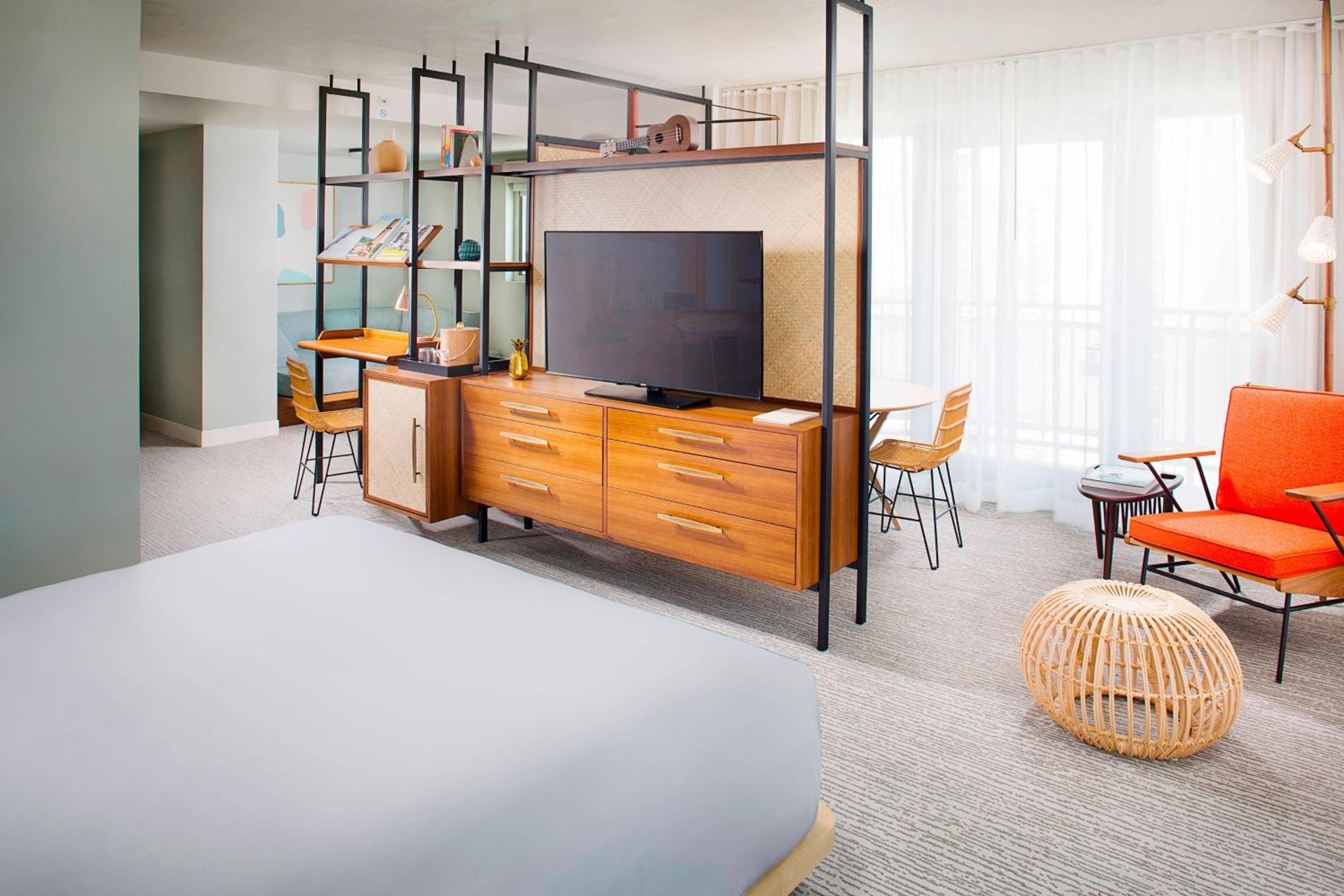 Corner Suite, 1 King Bed, Queen Day Bed, Twin Day Bed, Double Balcony thumbnail 5