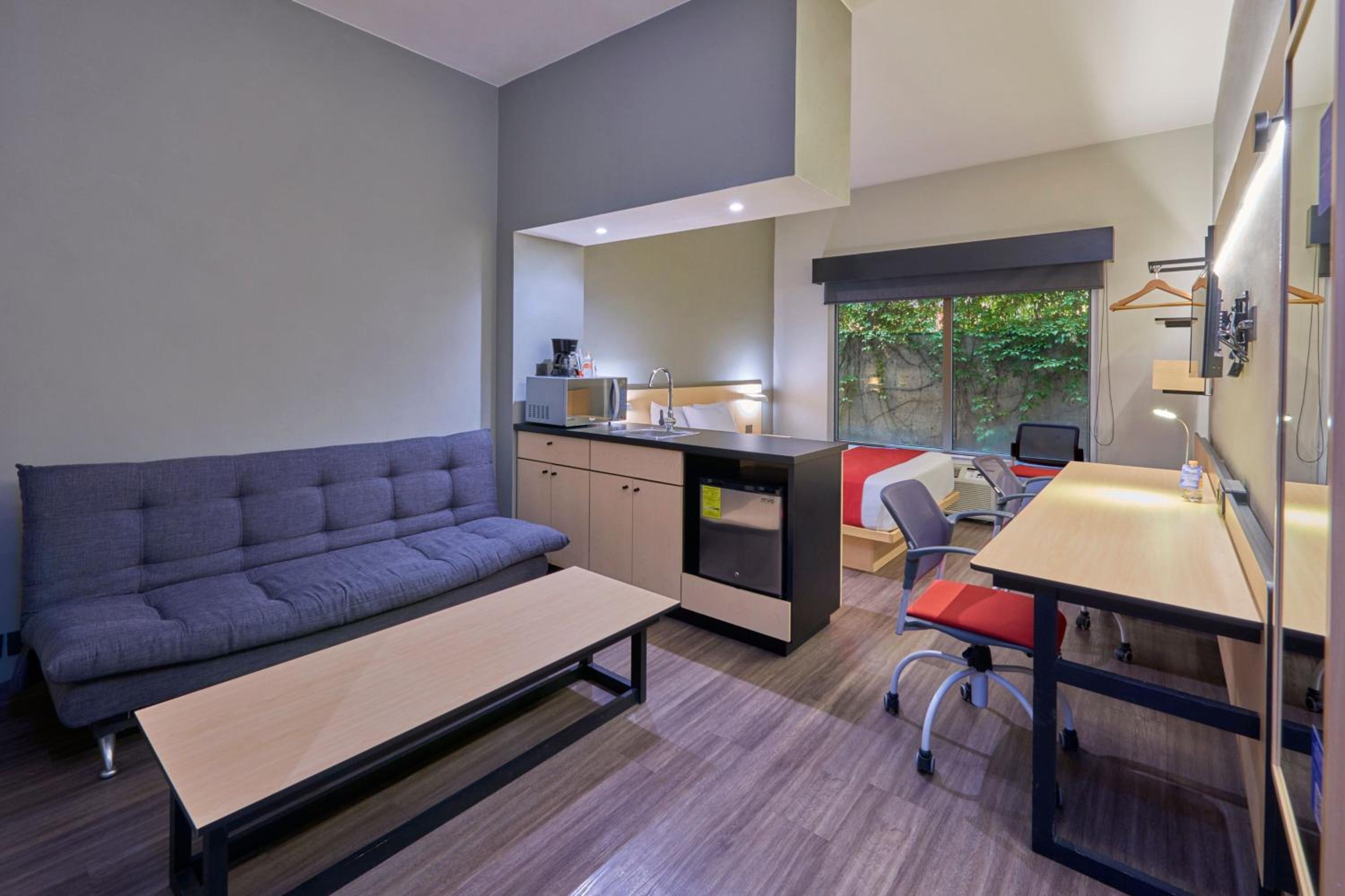 Superior Queen Room with Sofa Bed - Photo 3