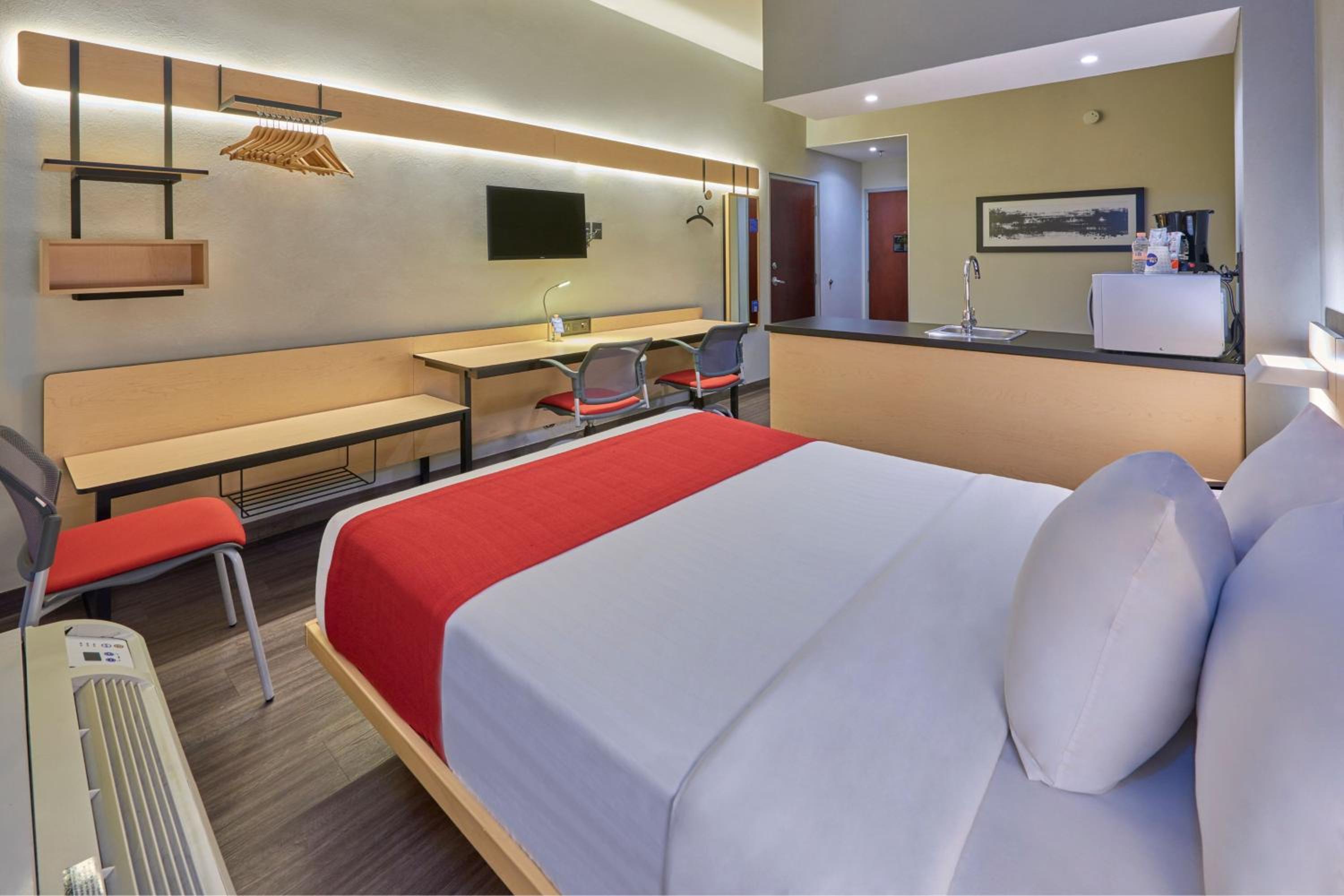 Superior Queen Room with Sofa Bed - Photo 2