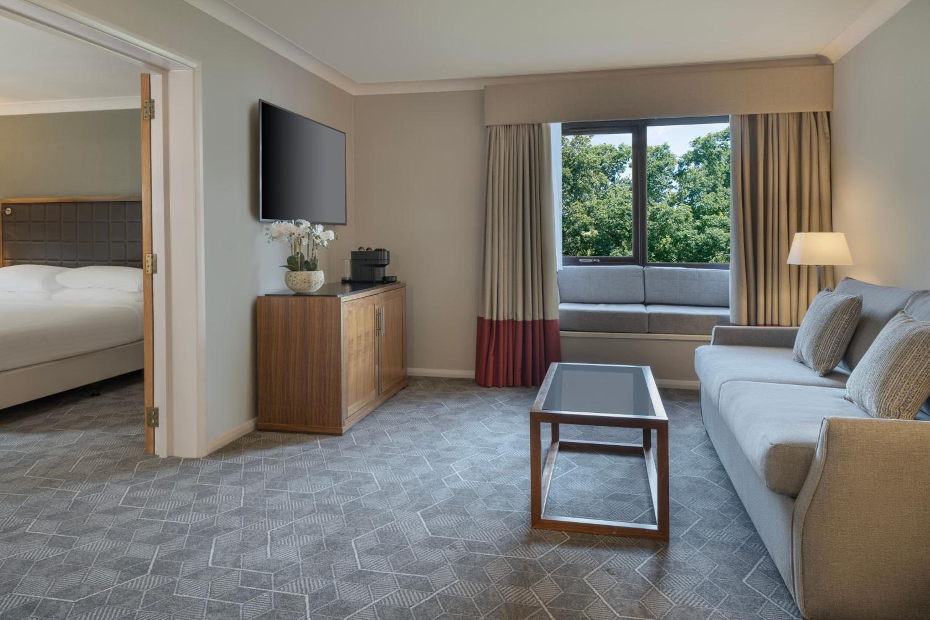 King Suite with Balcony - Photo 3