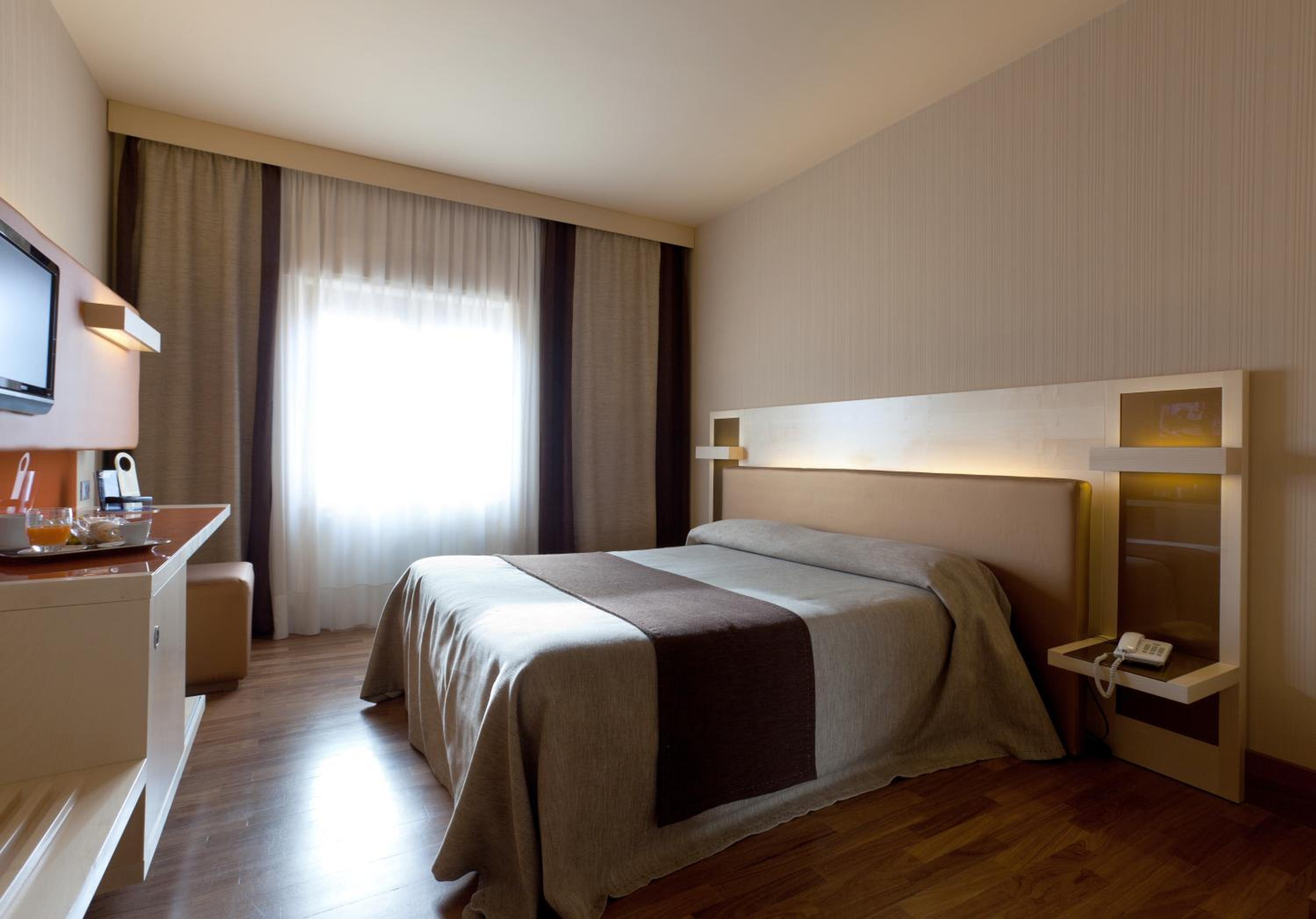 Double or Twin Room - Photo 6