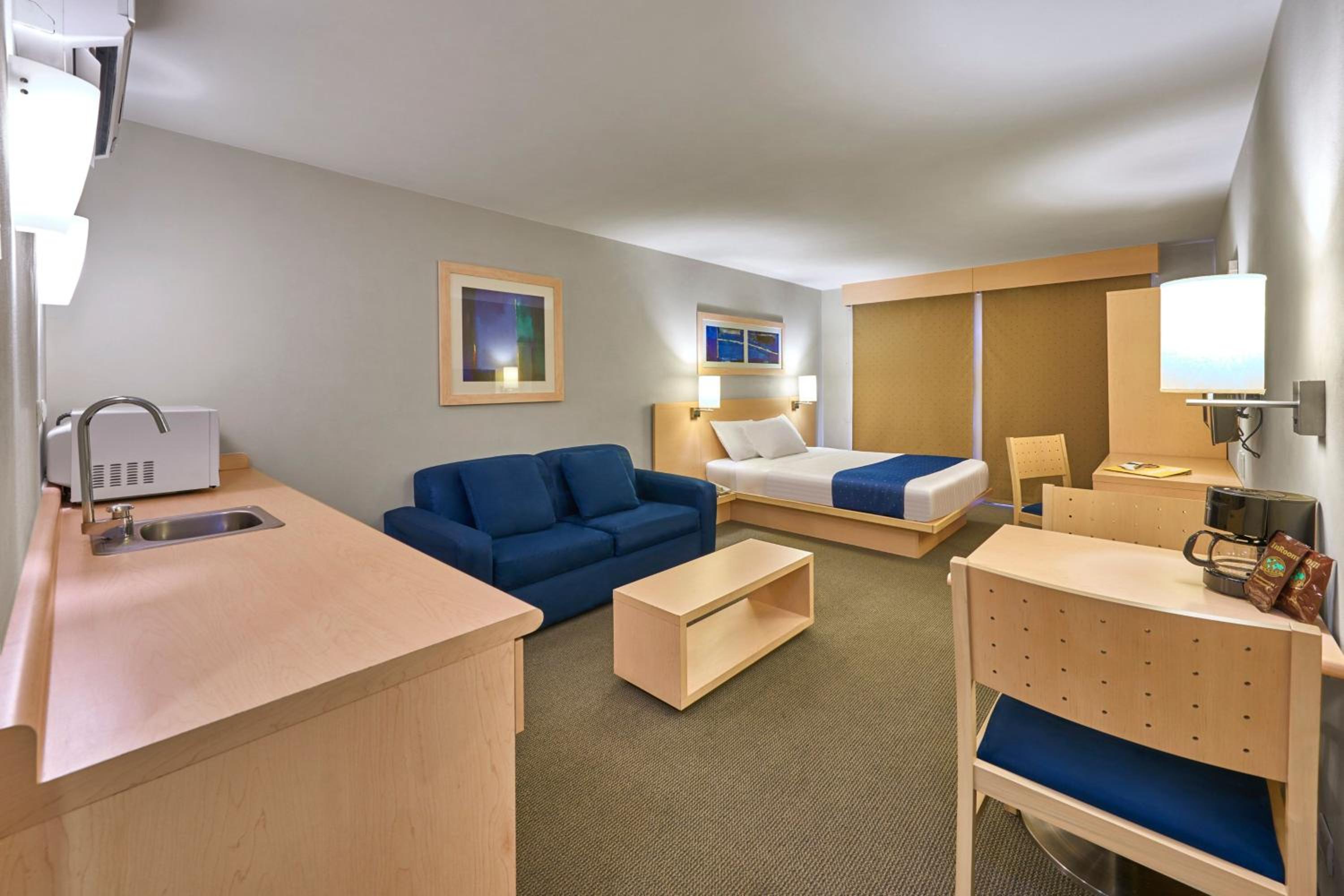 Queen Suite with Sofa Bed - Photo 3