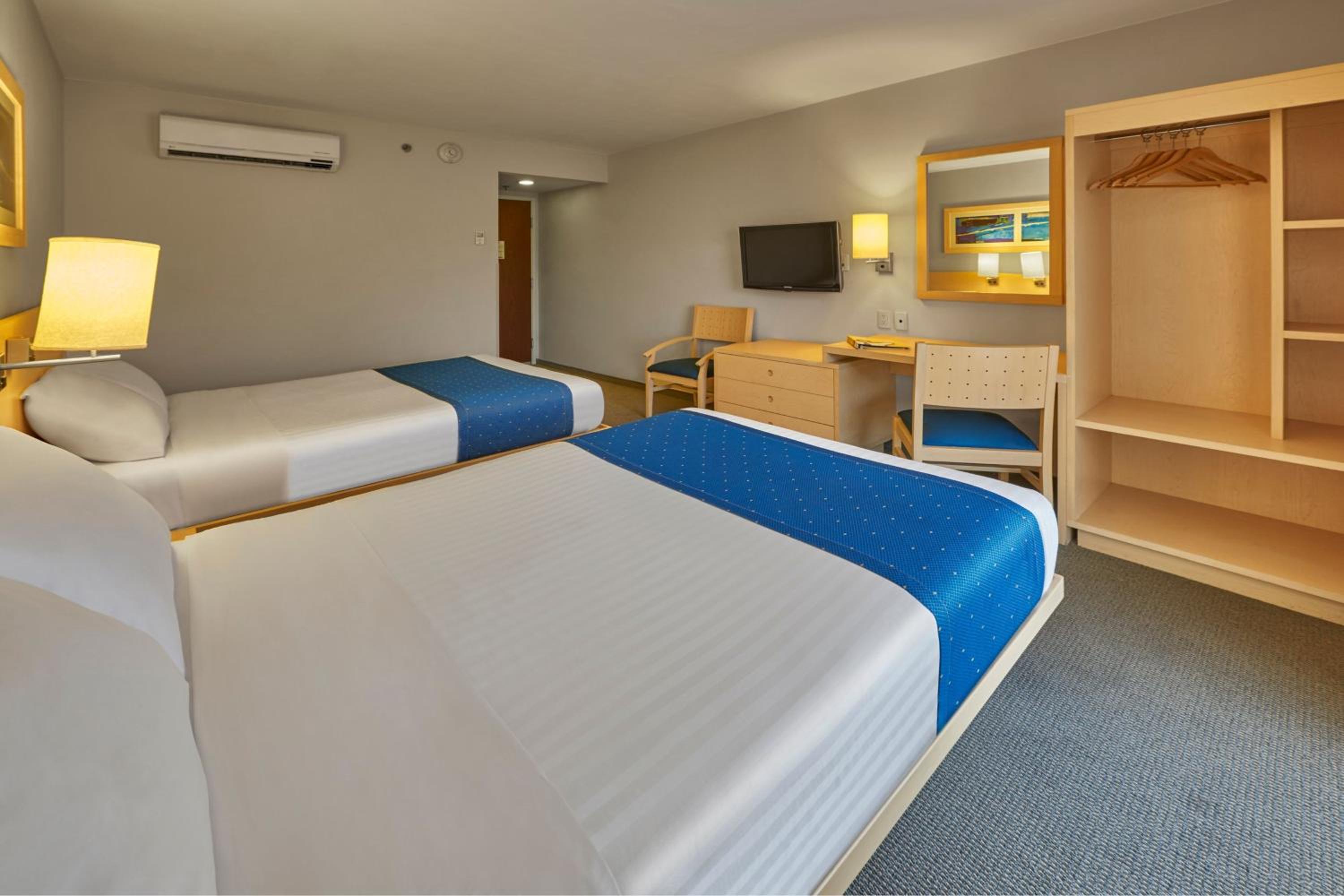 Double Room with Two Double Beds - Photo 2