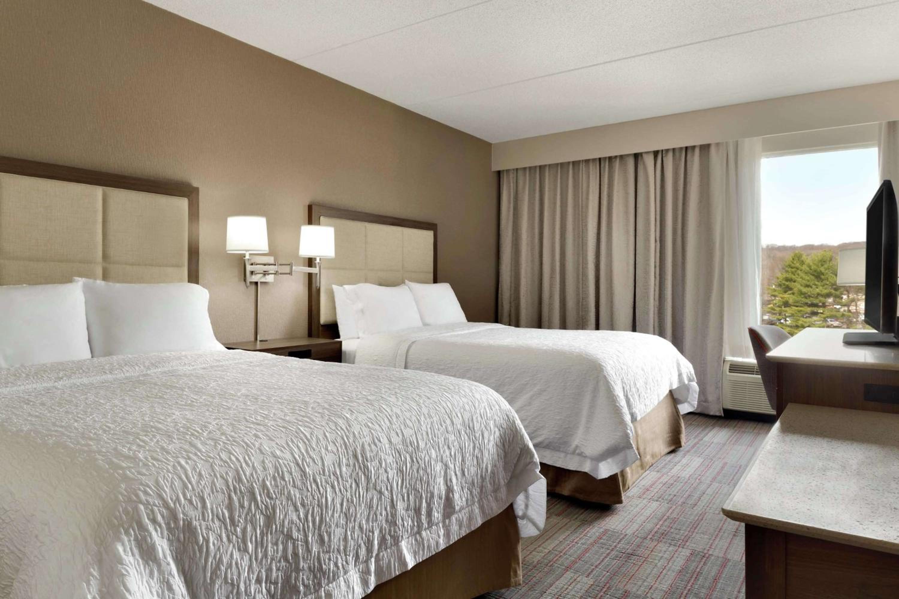 Queen with Two Queen Beds - Non-Smoking - Photo 1