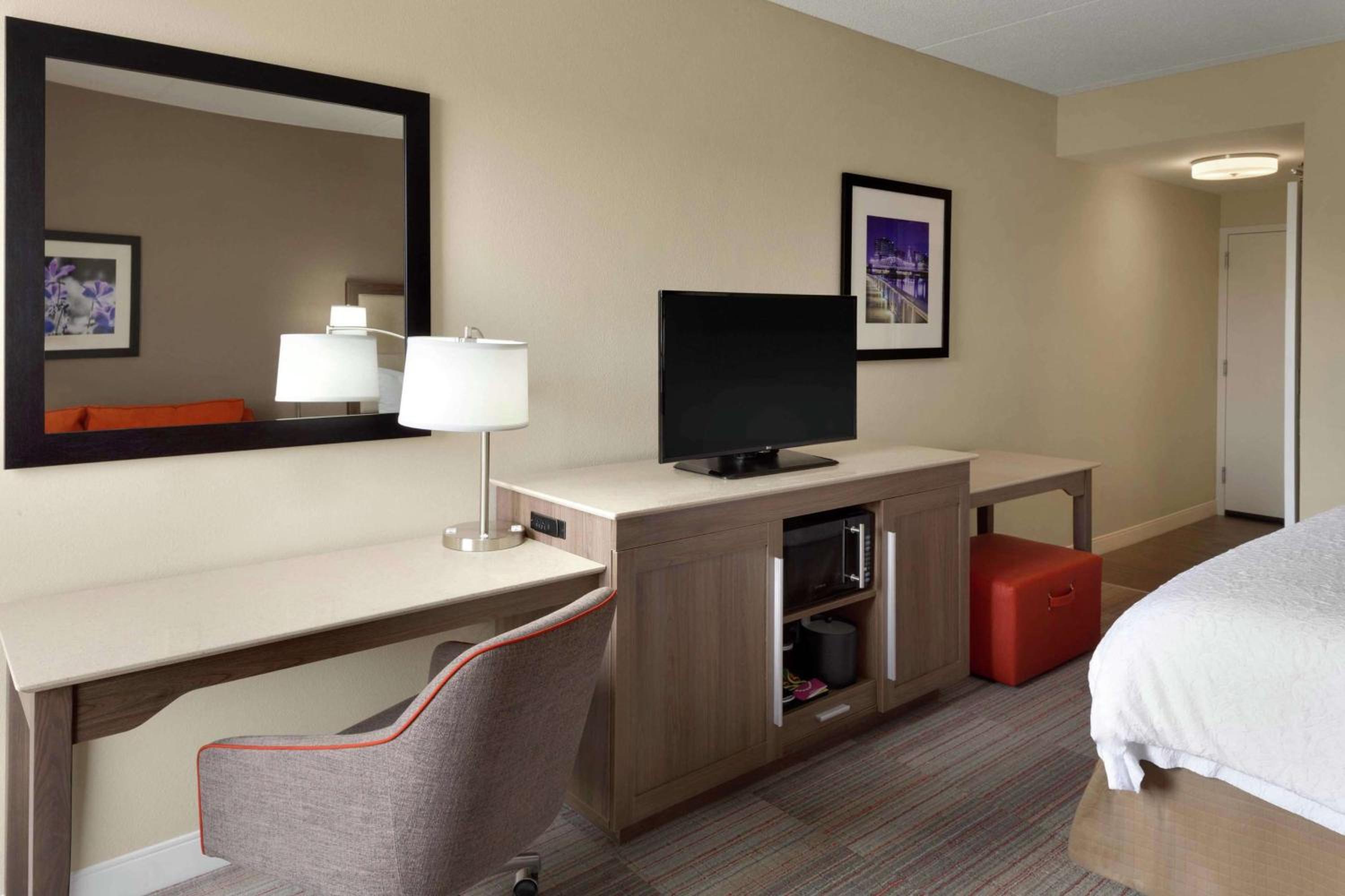 Deluxe King Room with Sofa Bed - Non-Smoking - Photo 2