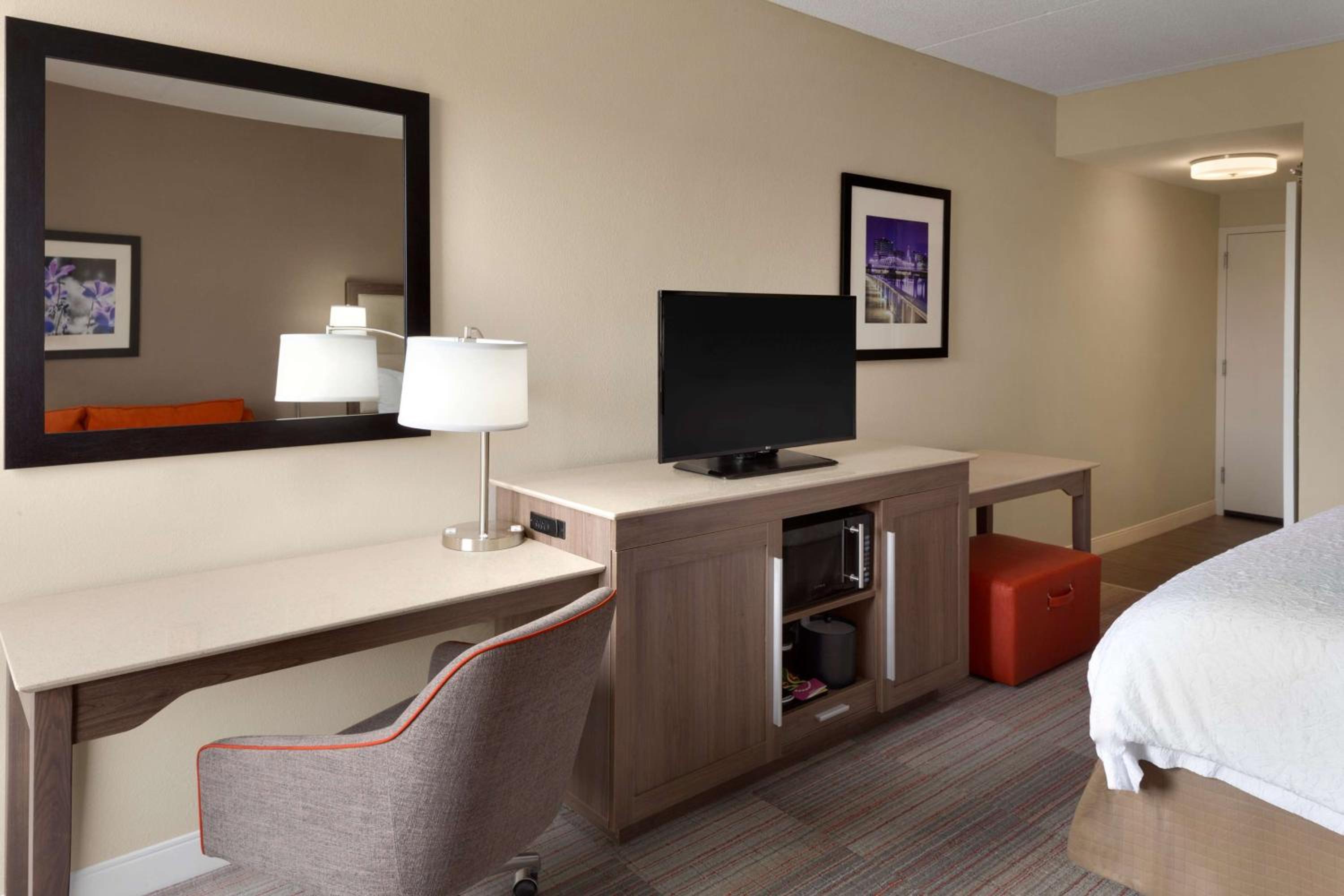 Deluxe King Room with Sofa Bed - Non-Smoking - Photo 5
