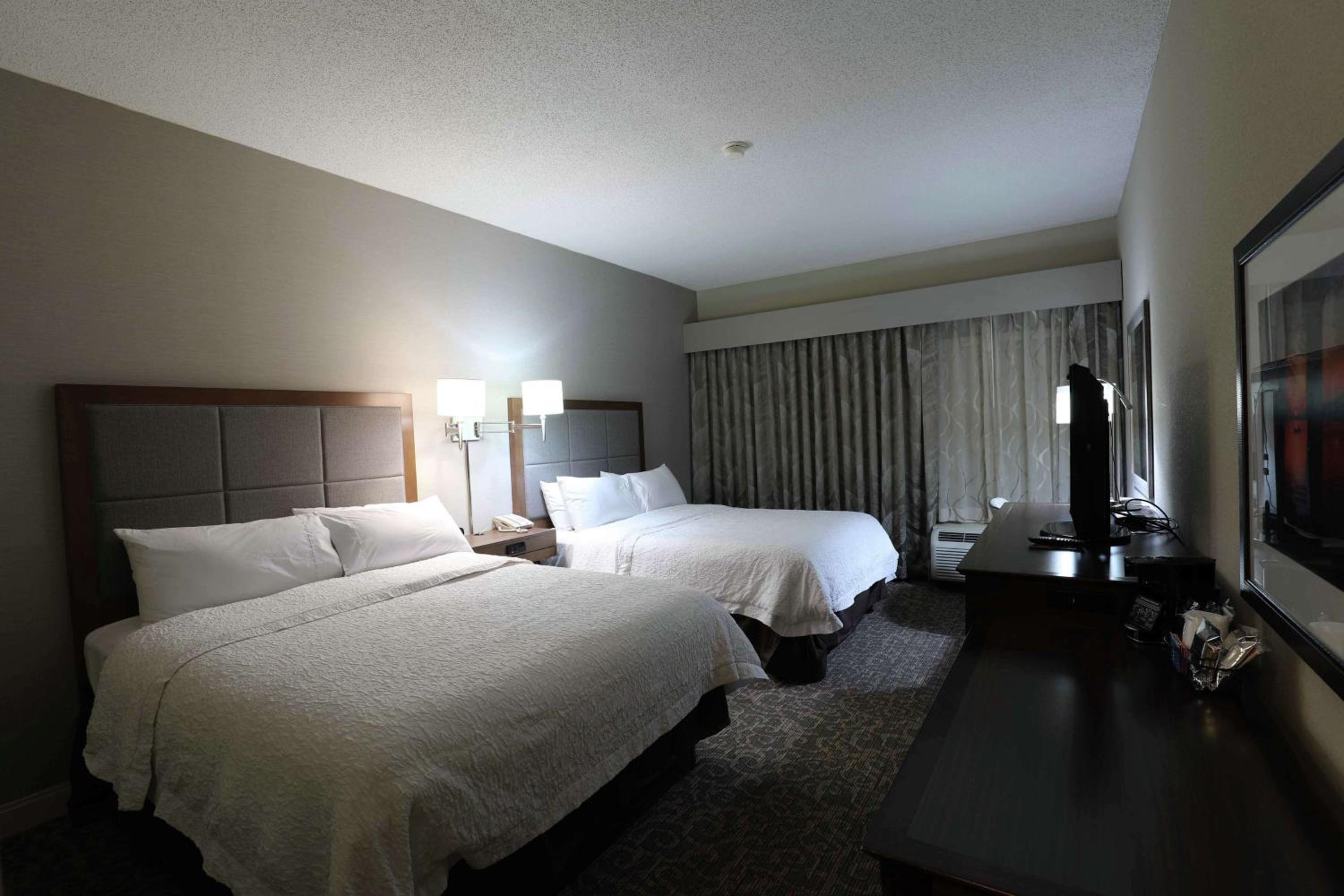 Room with Two Queen Beds - Non-Smoking photo 2