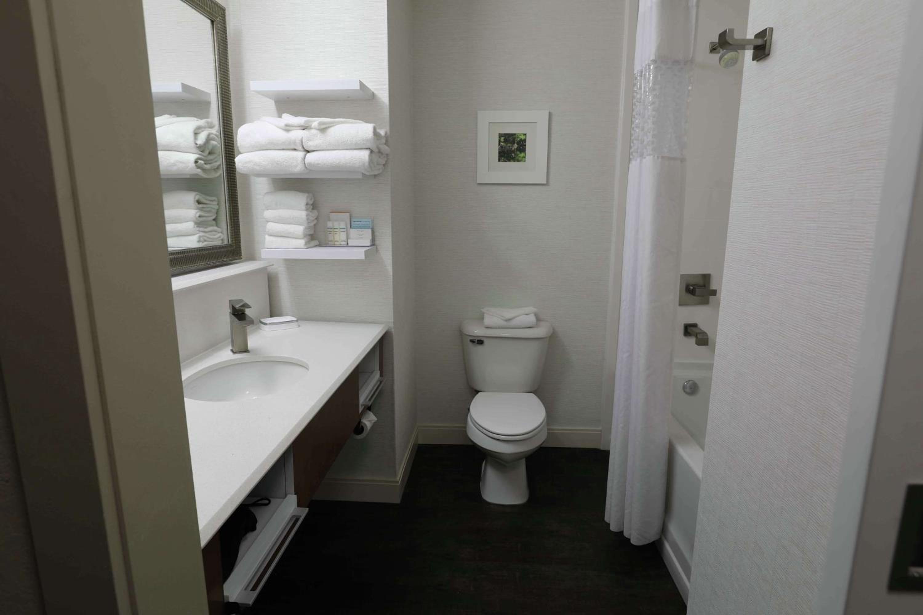 King Room with King Bed - Non-Smoking photo 3