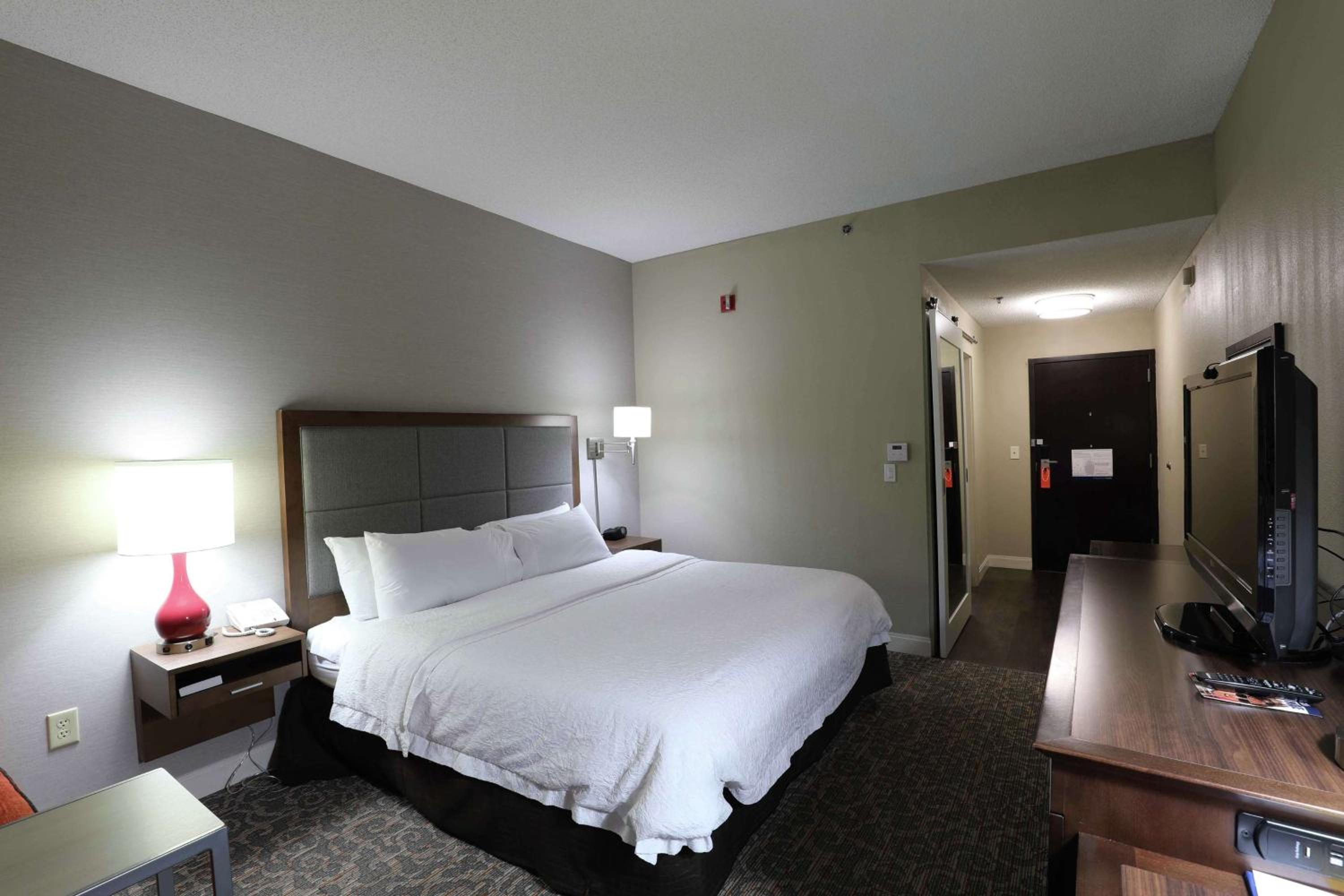 King Room with King Bed - Non-Smoking photo 2