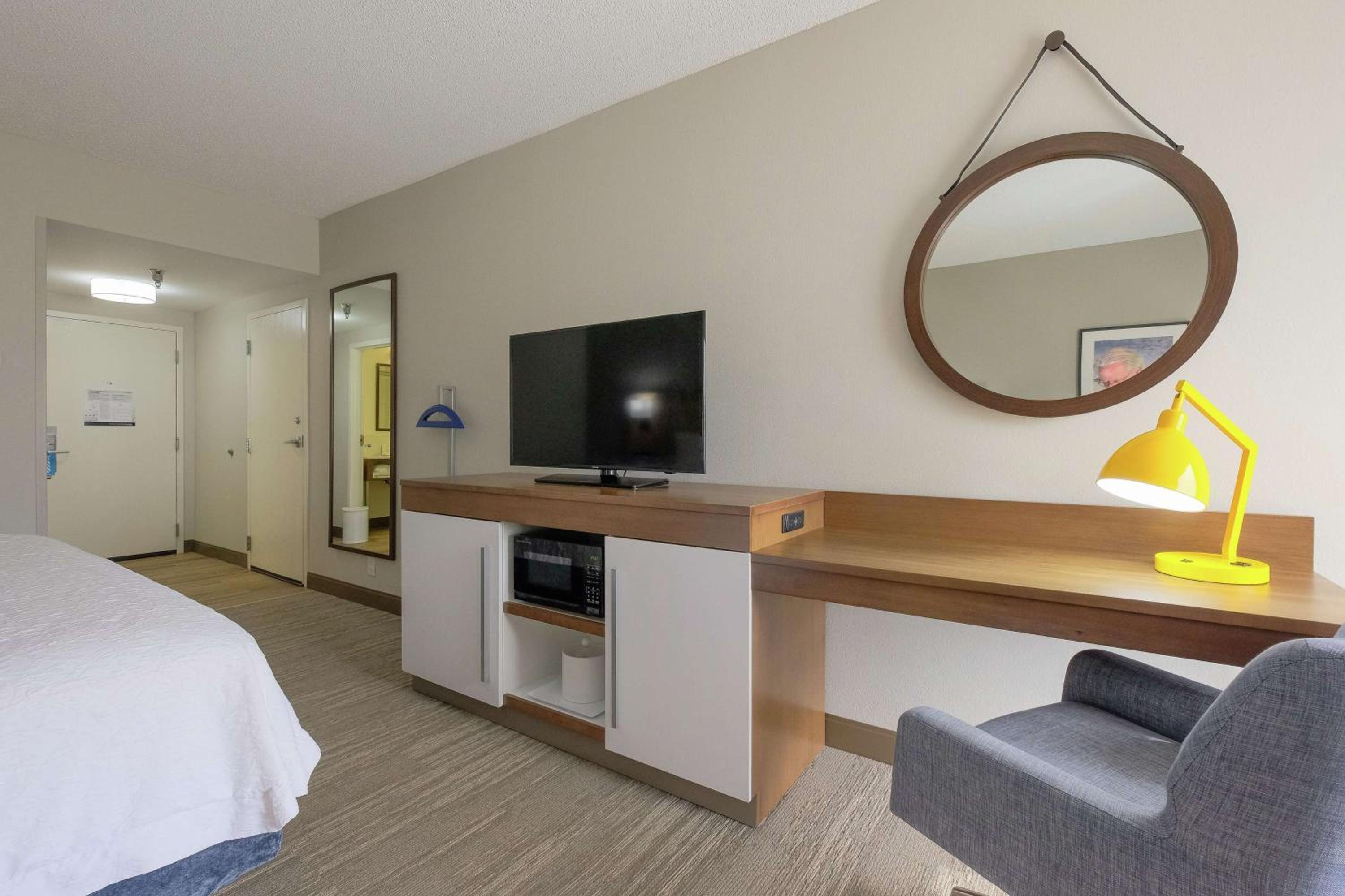 King Room with King Bed - Non-Smoking