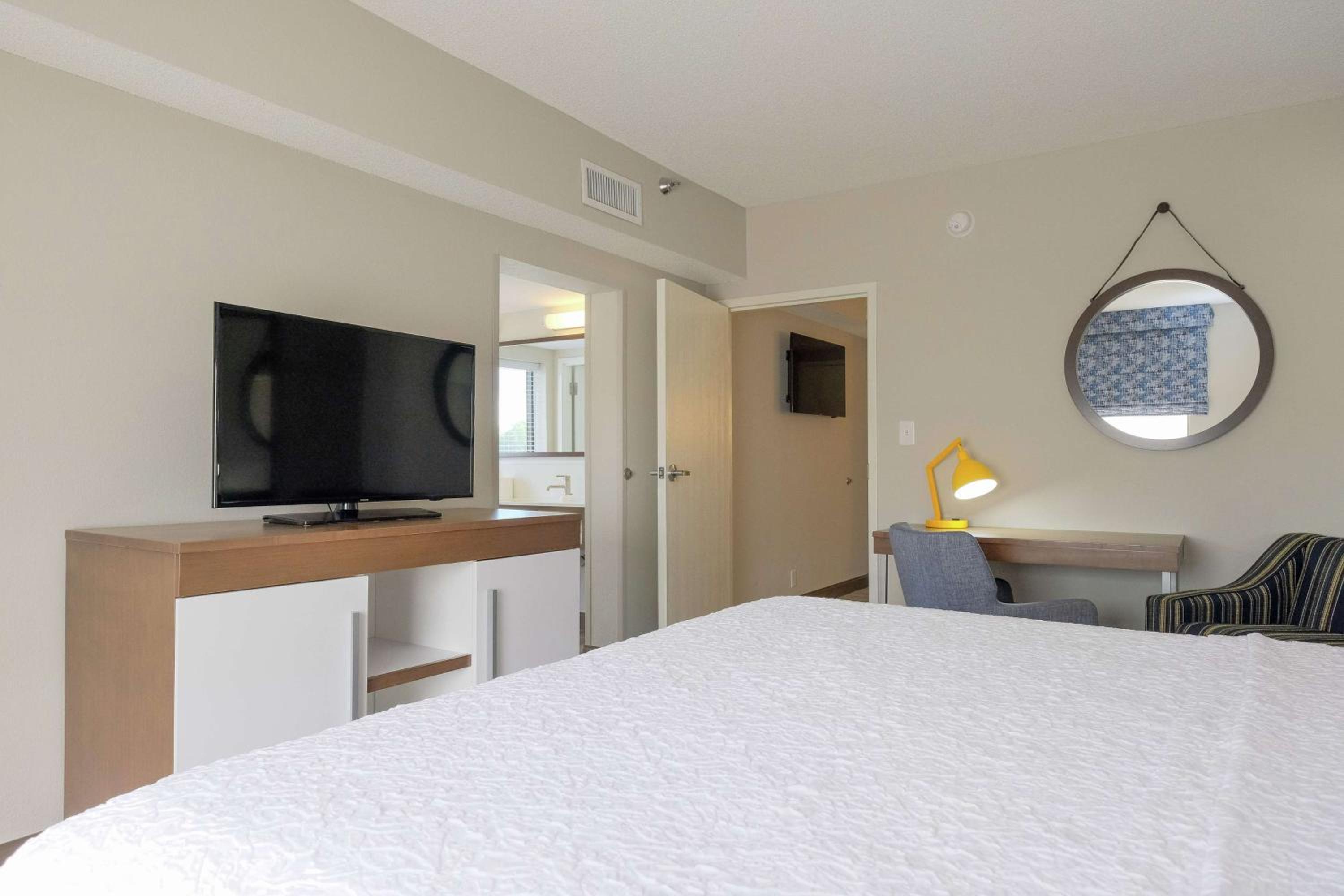 King Suite with Sofa Bed - Non-Smoking photo 3