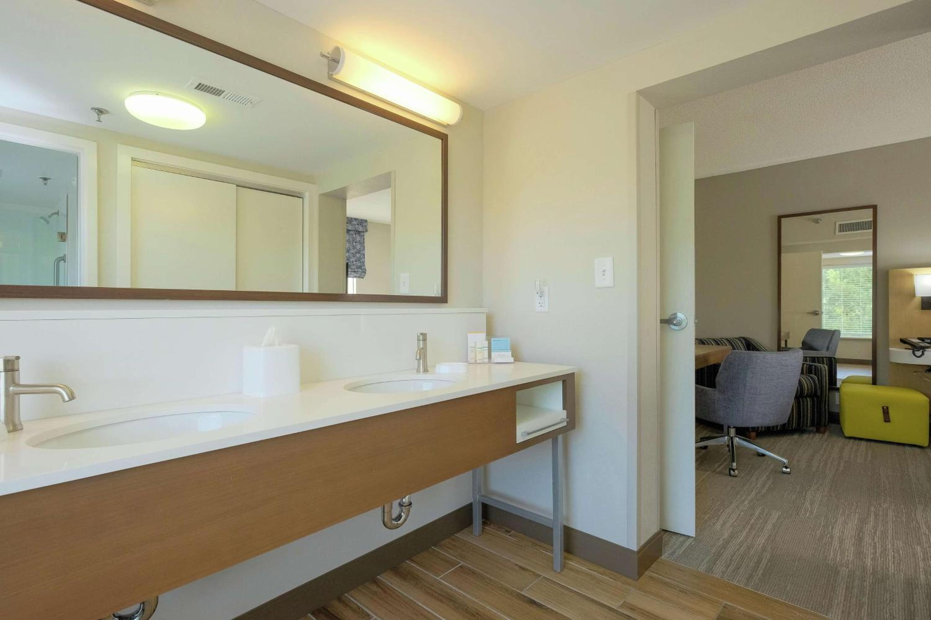 King Suite with Sofa Bed - Non-Smoking photo 2