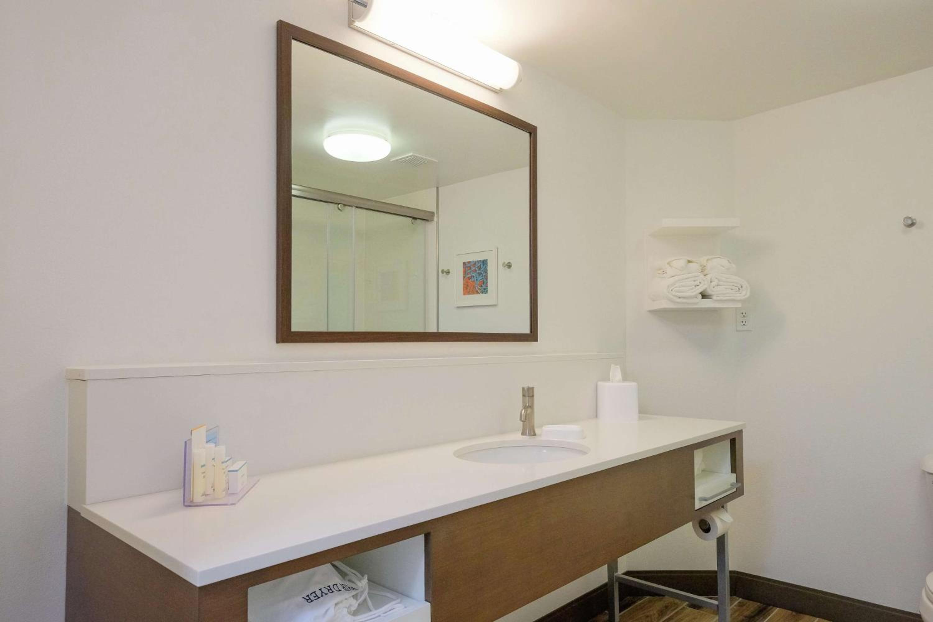 Queen Room with Two Queen Beds and Microwave - Non-Smoking photo 2