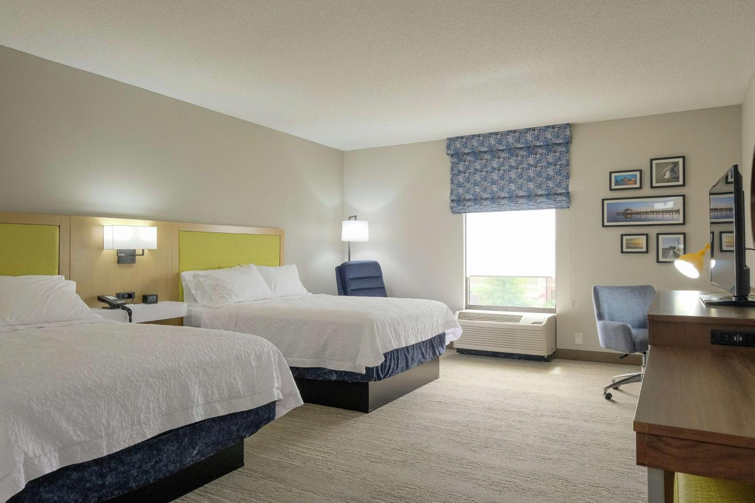 Queen Room with Two Queen Beds and Microwave - Non-Smoking photo 3