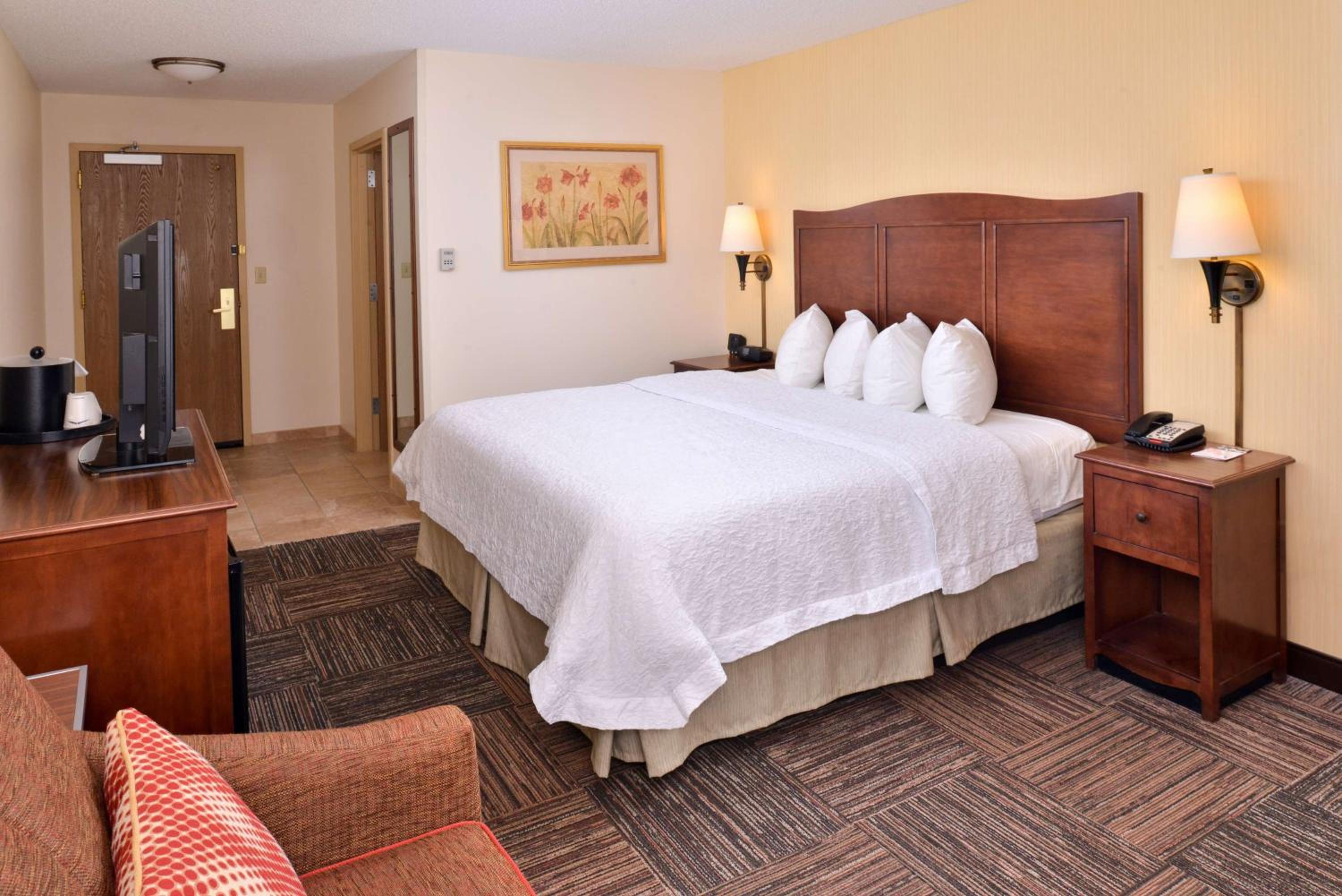 King Room with King Bed - Non-Smoking - Photo 5