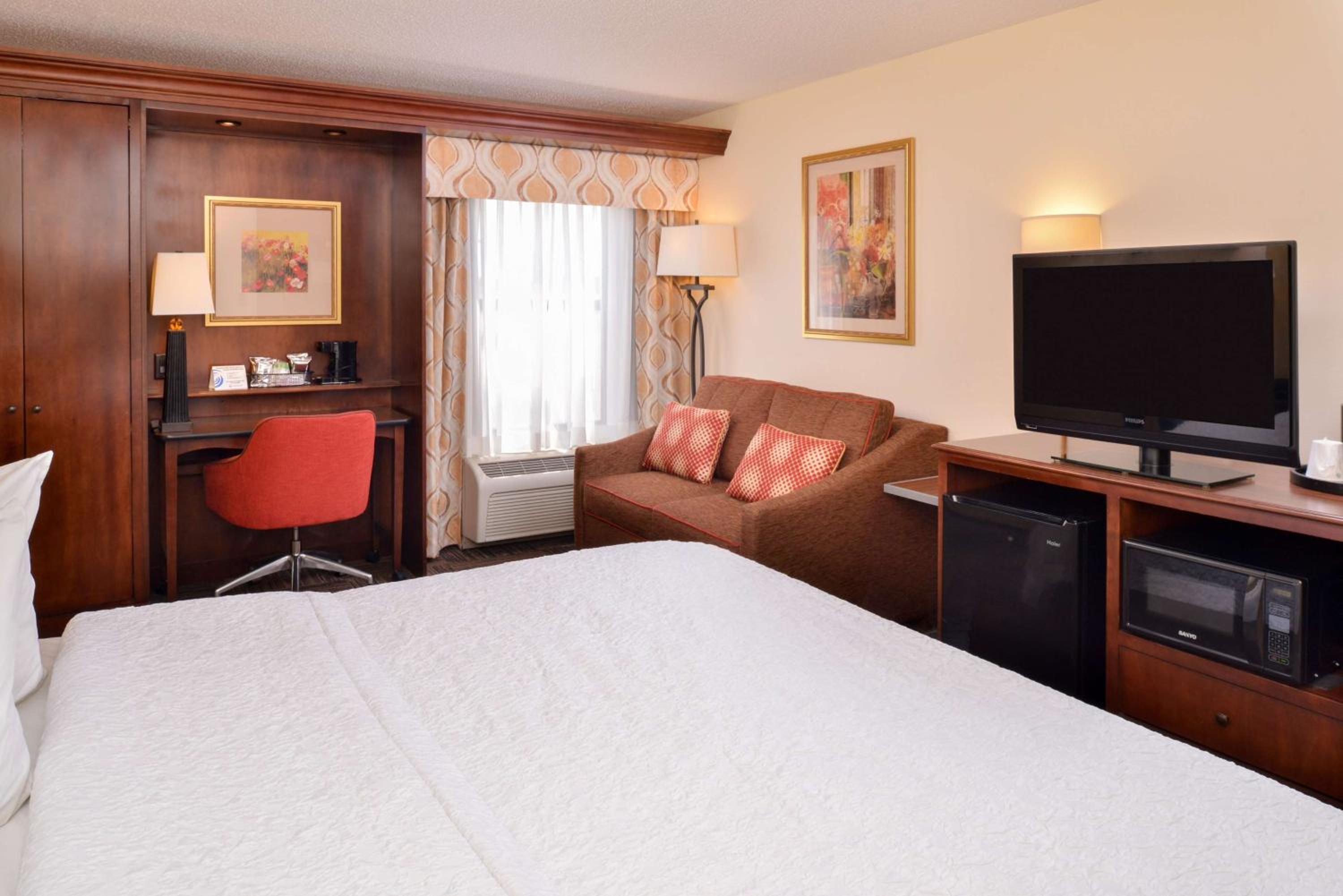 King Room with King Bed - Non-Smoking - Photo 4