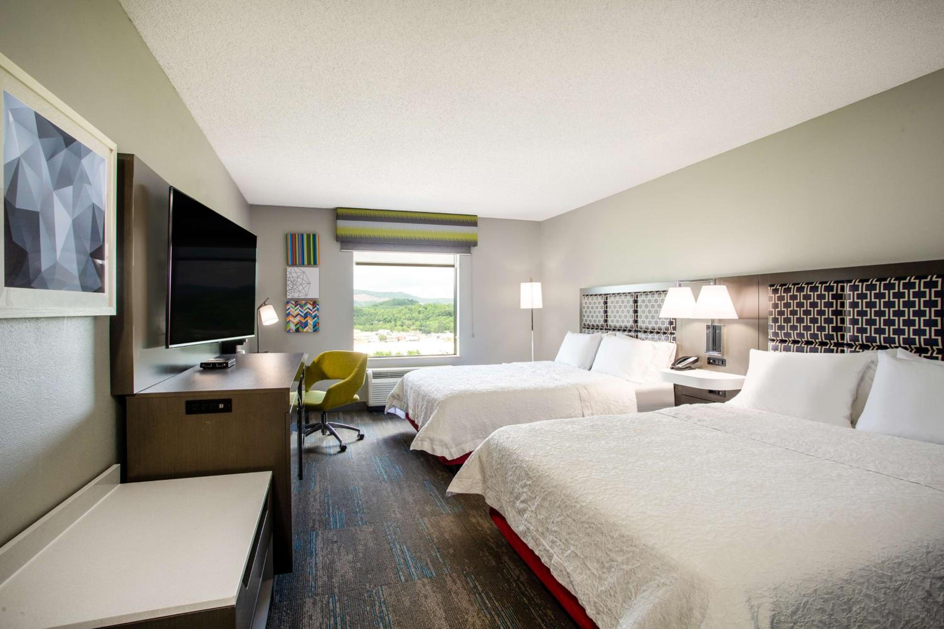 Room with Two Queen Beds - Non-Smoking - Photo 3