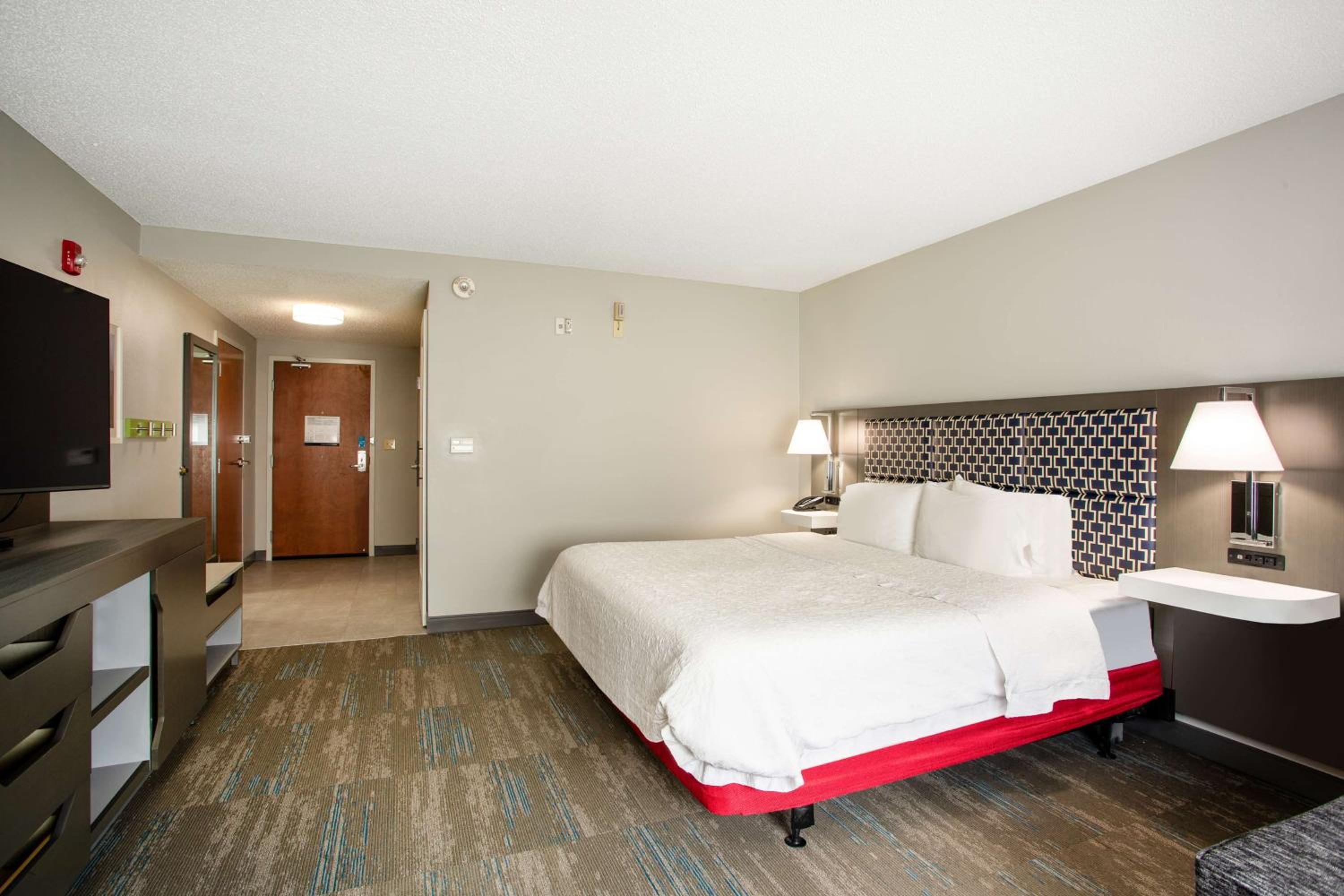 King Room with Accessible Tub - Mobility and Hearing Access/Non-Smoking - Photo 1