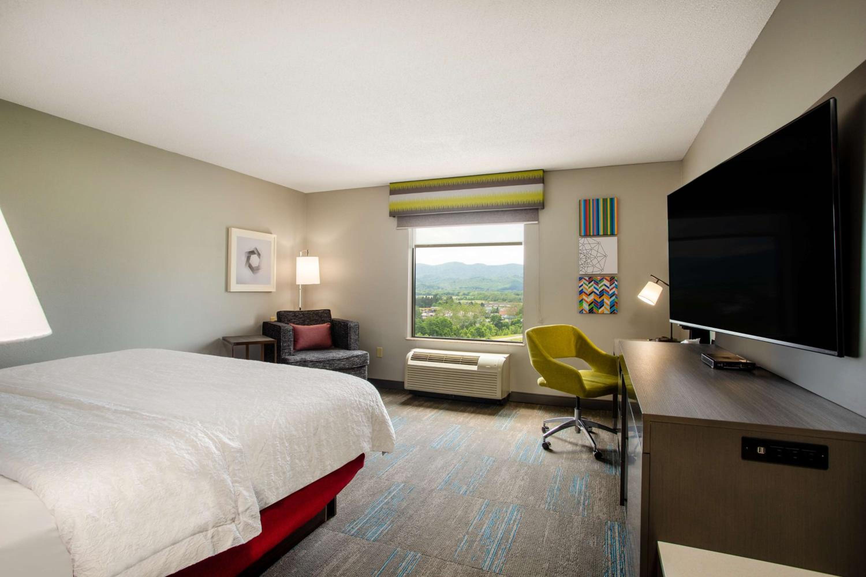 King Room with King Bed - Non-Smoking - Photo 1