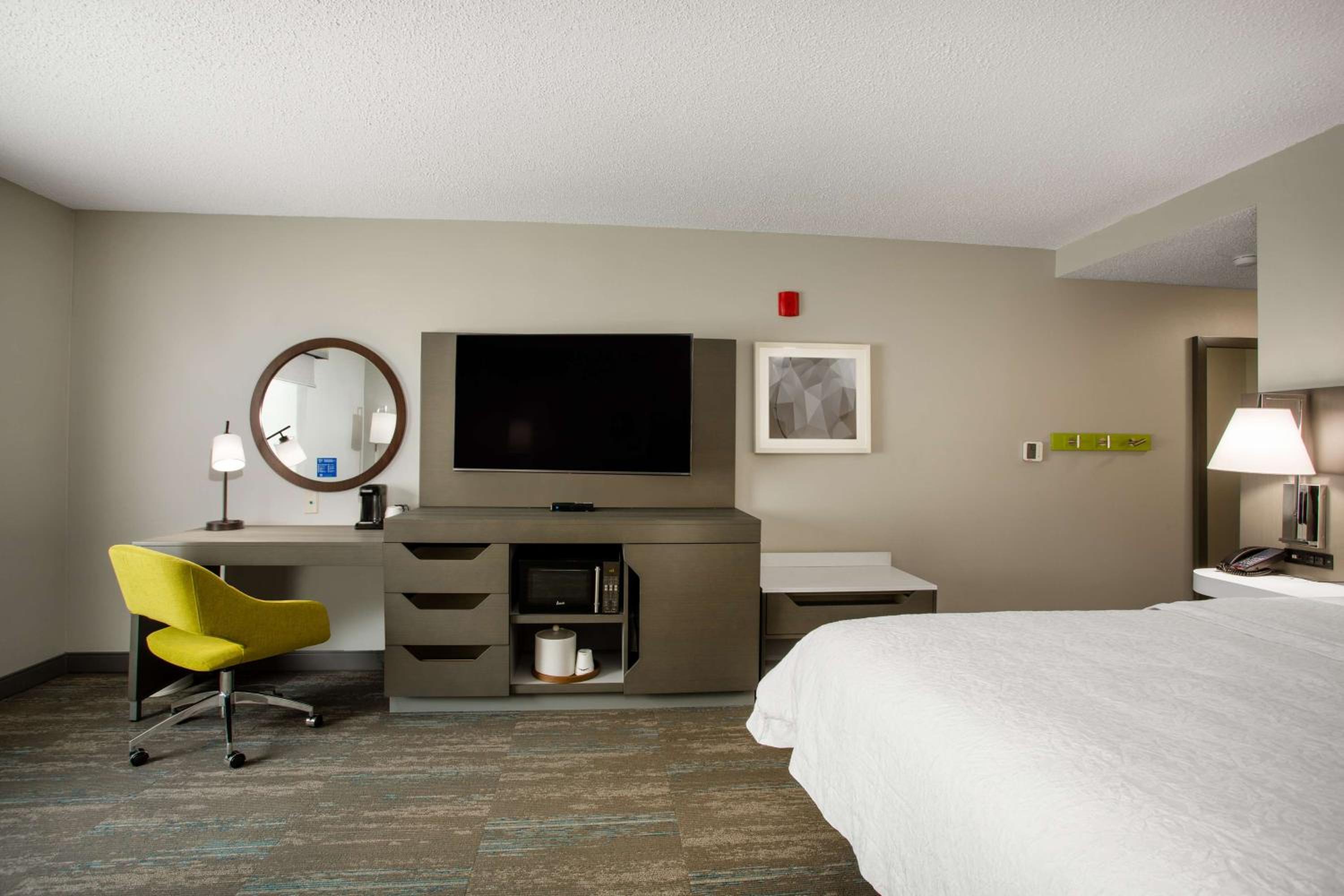 King Room with Sofa Bed - Non-Smoking - Photo 1
