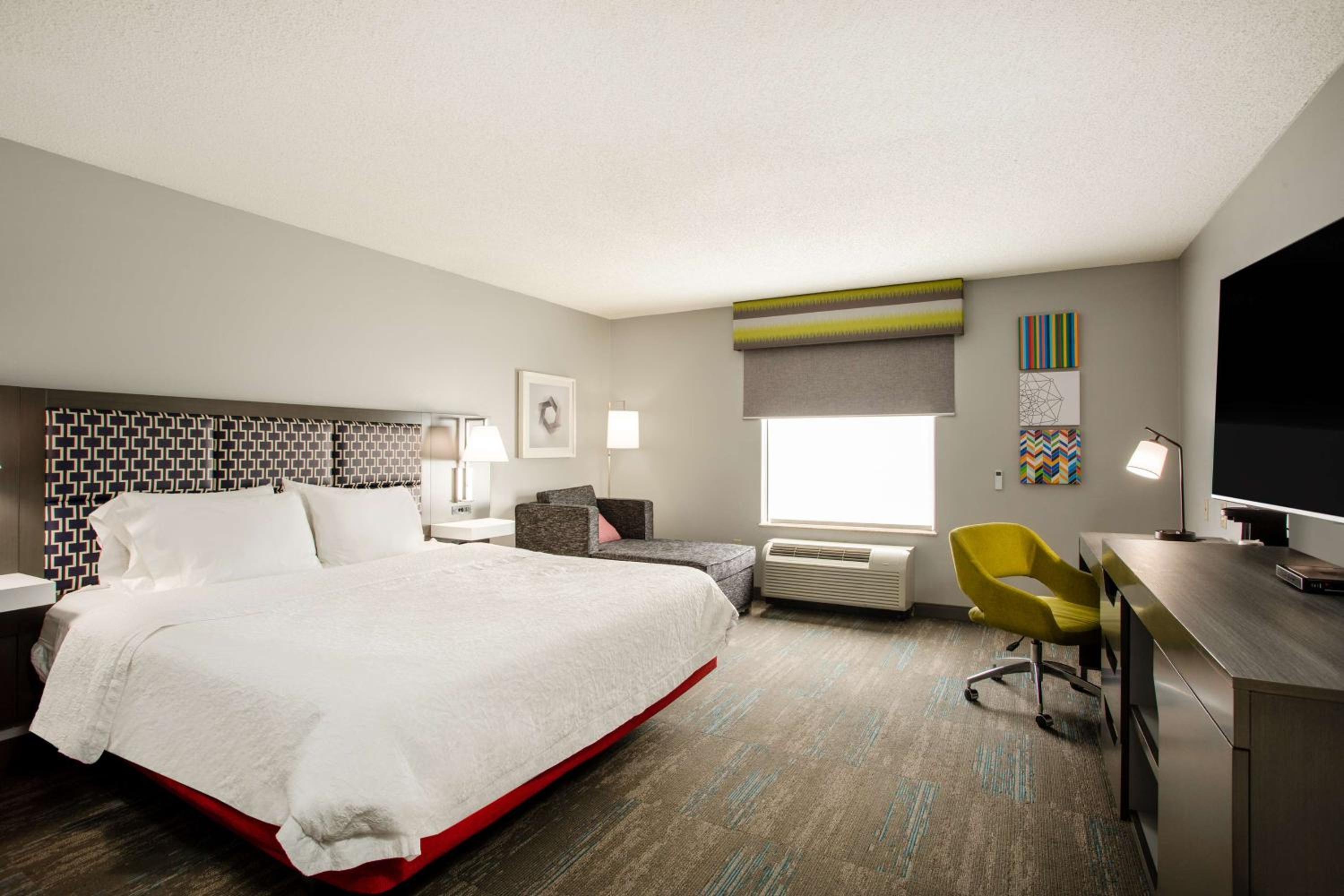 King Room with Accessible Tub - Mobility and Hearing Access/Non-Smoking - Photo 3