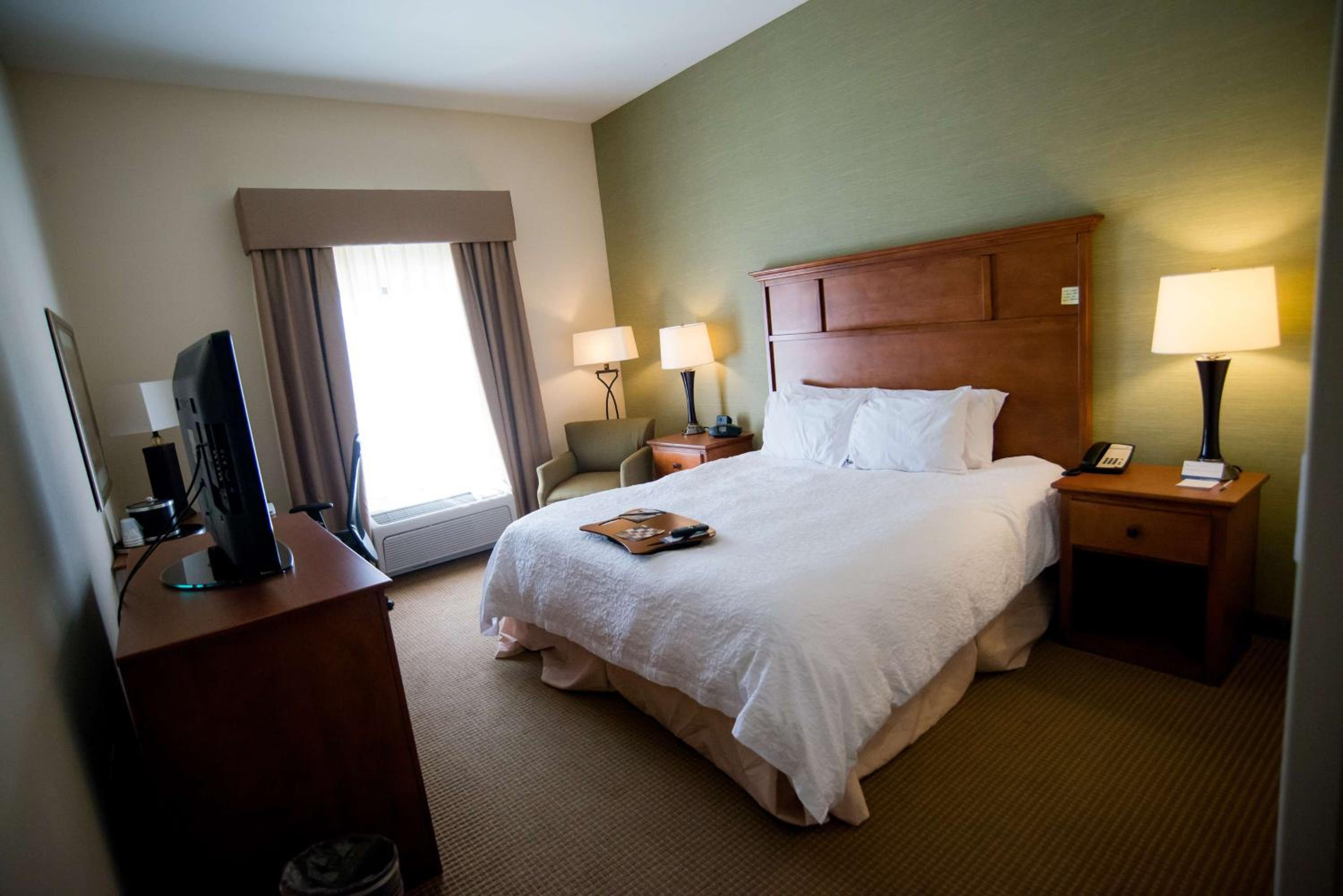 King Room with Accessible Tub - Mobility and Hearing Access/Non-Smoking