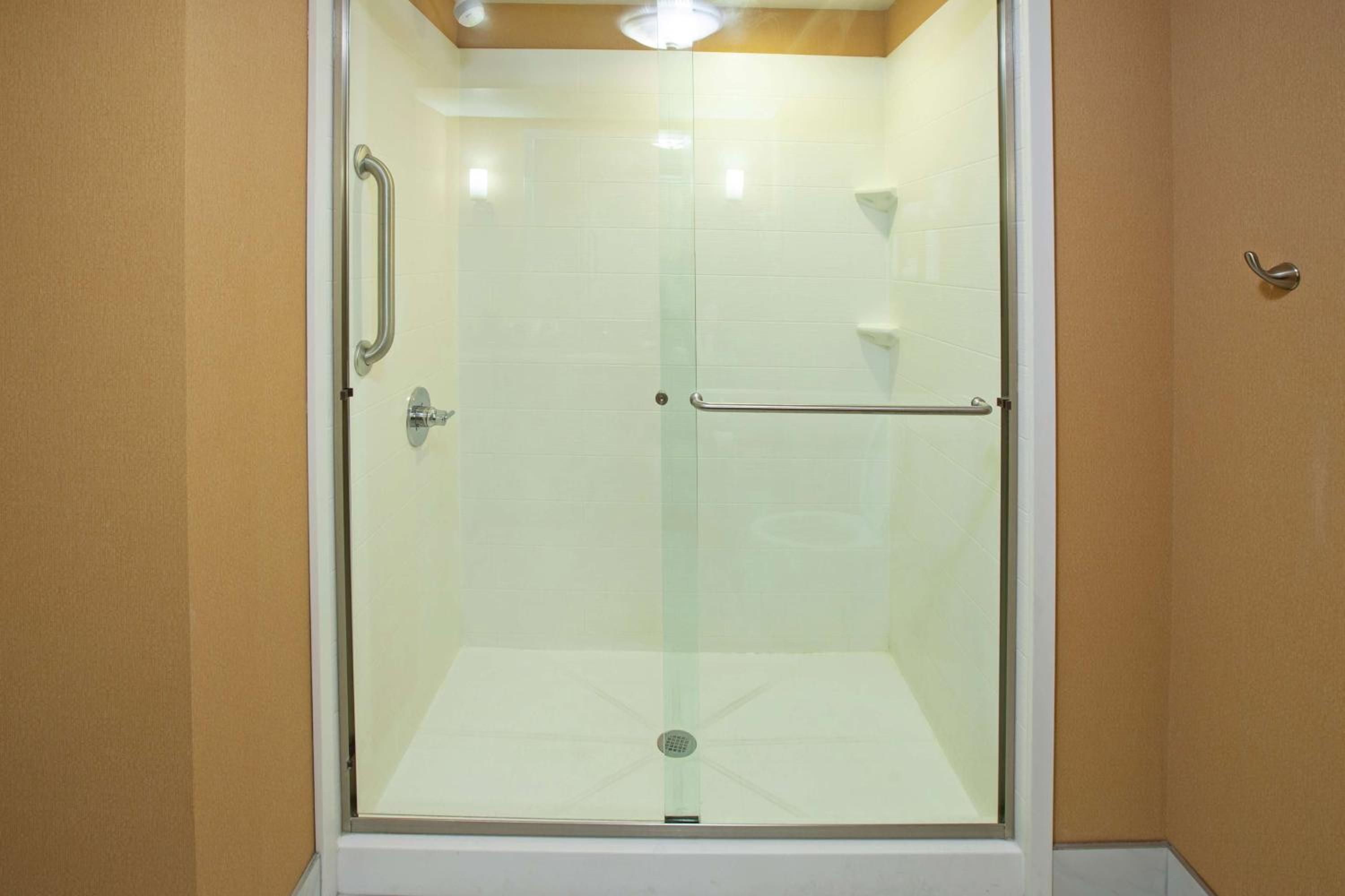 King Room with King Bed - Non-Smoking - Photo 2