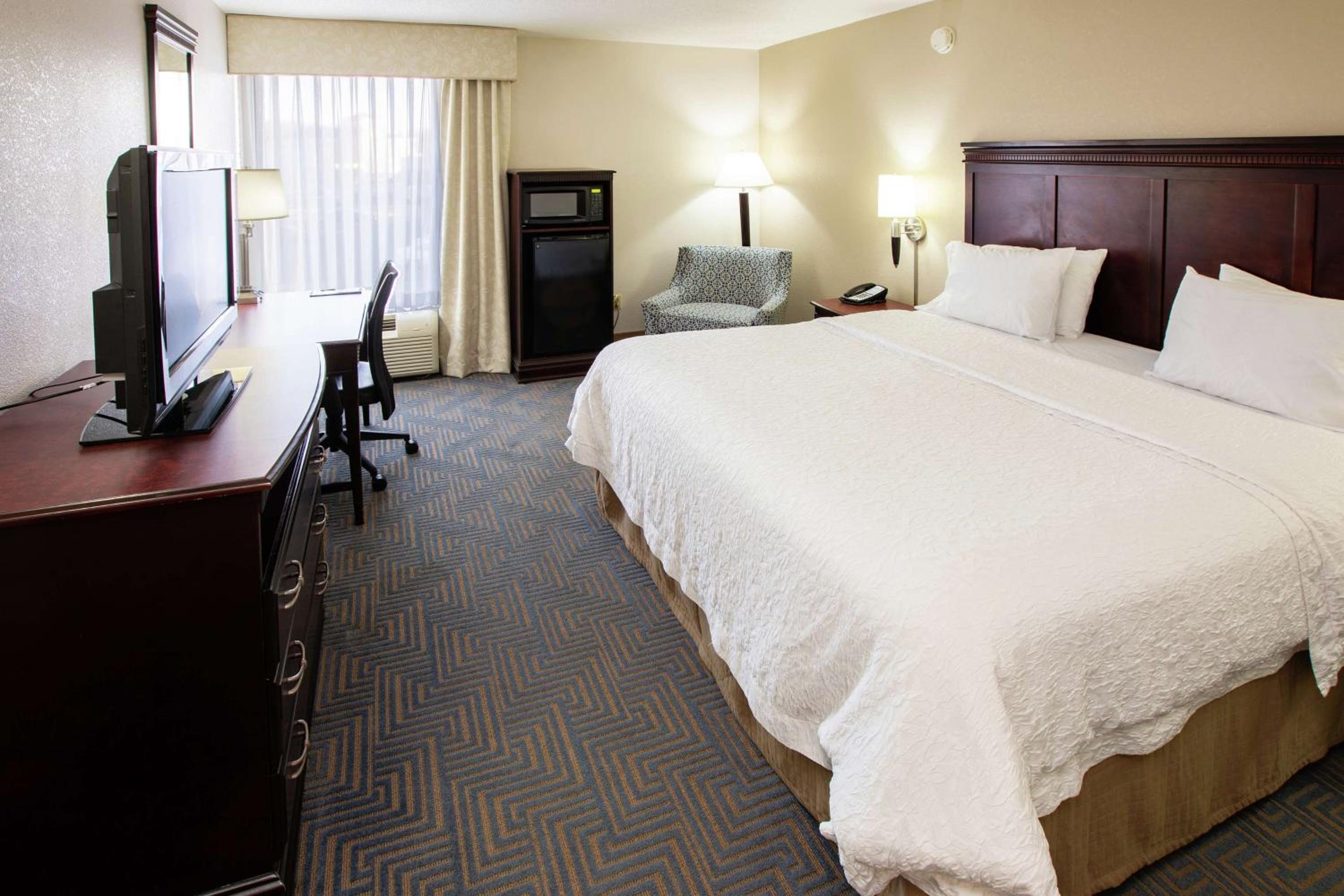 King Room with King Bed - Non-Smoking - Photo 1