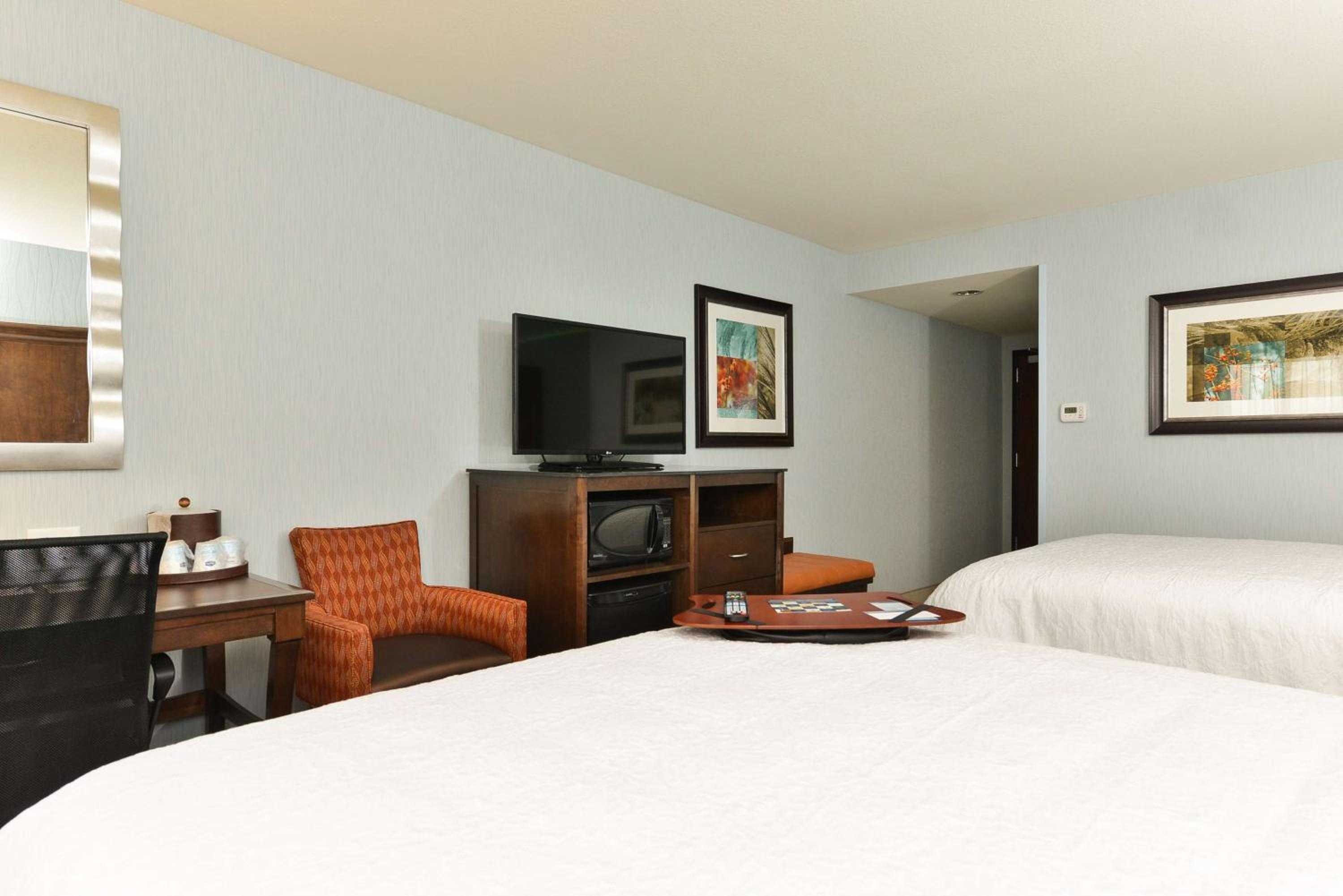 Queen Room with Two Queen Beds - Hearing Access/Non-Smoking photo 2