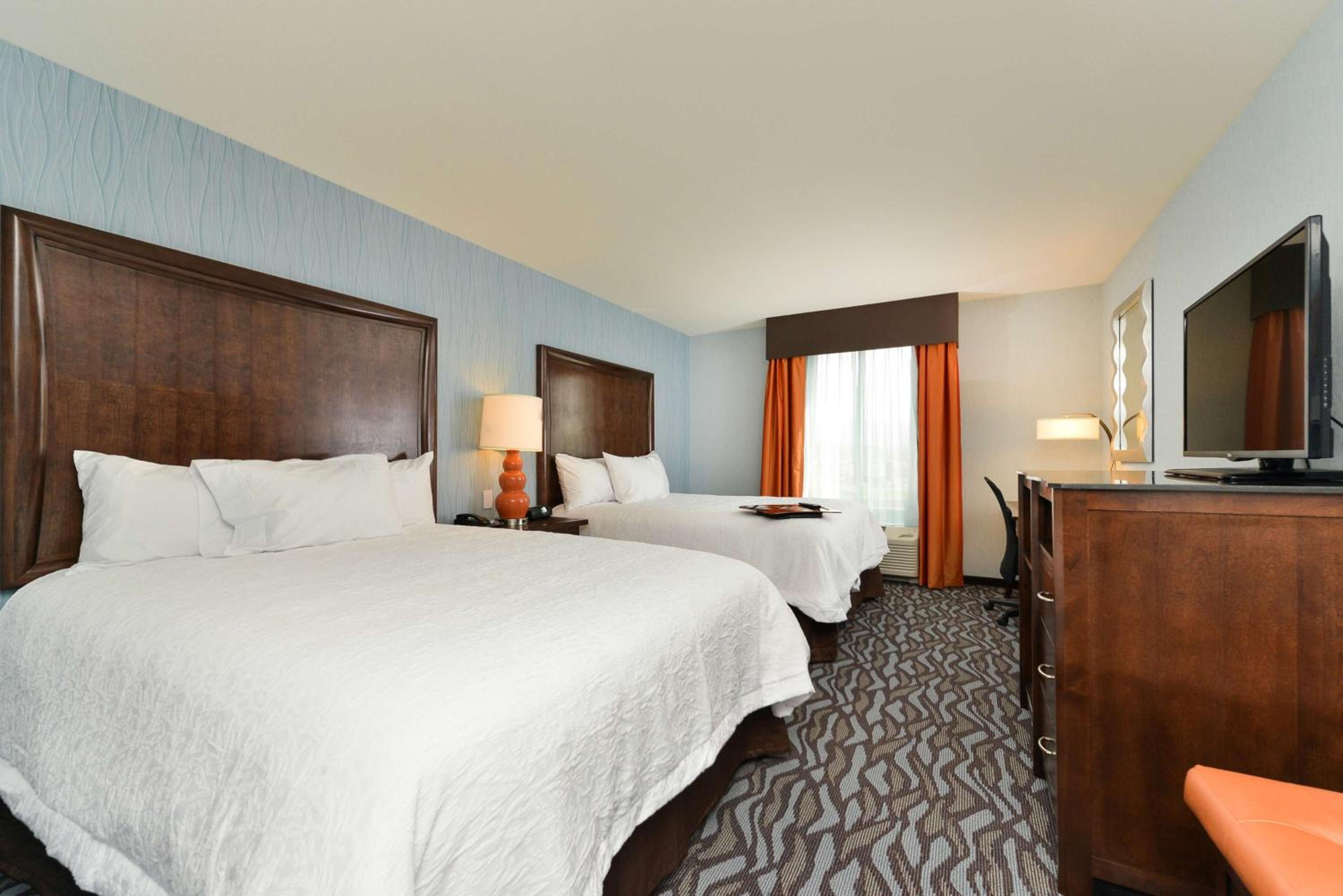 Queen Room with Two Queen Beds - Hearing Access/Non-Smoking photo 3