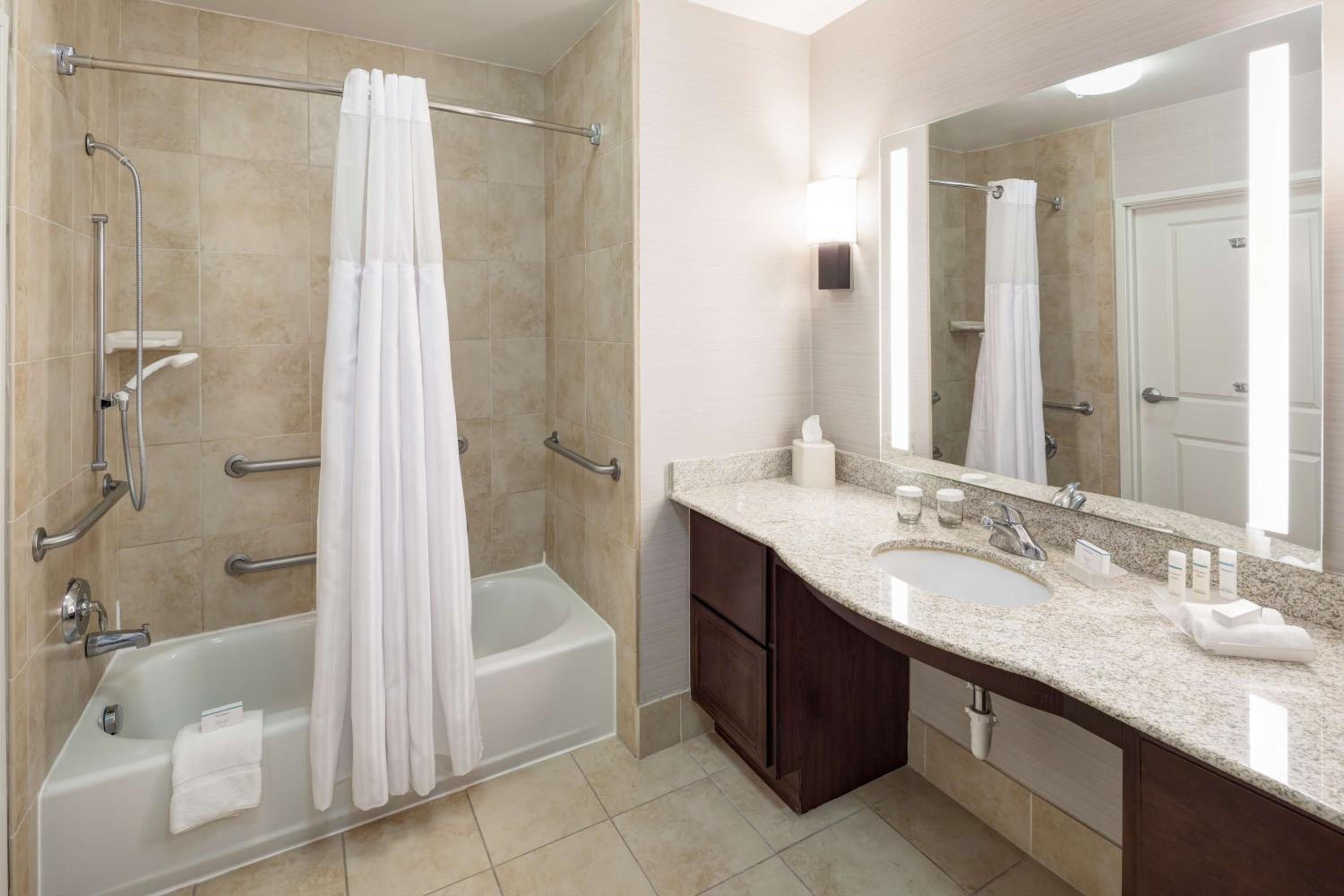 Queen Suite - Mobility and Hearing Access/Non-Smoking - Photo 4