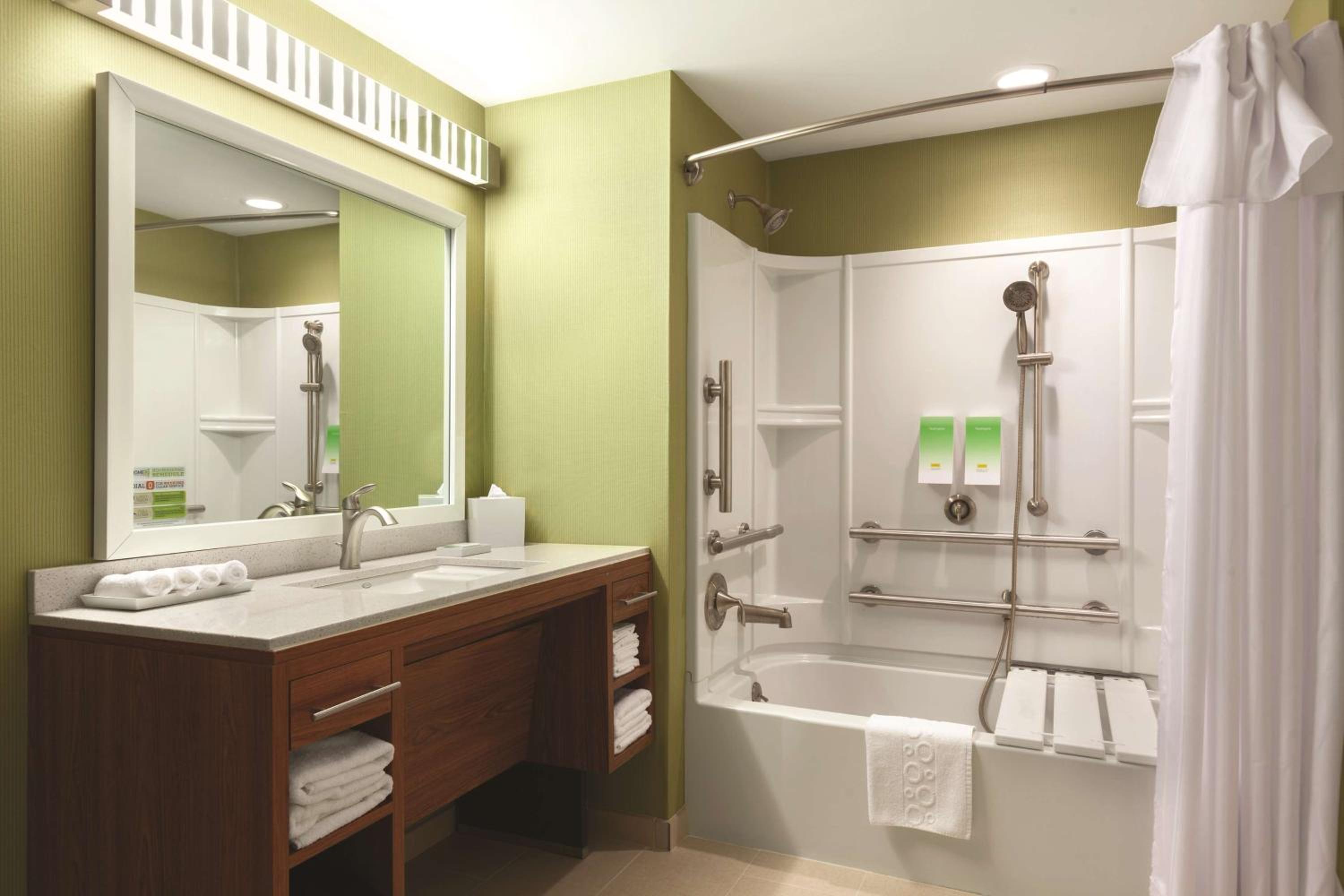 Queen Studio with Two Queen Beds - Mobility Access/Non-Smoking photo 3