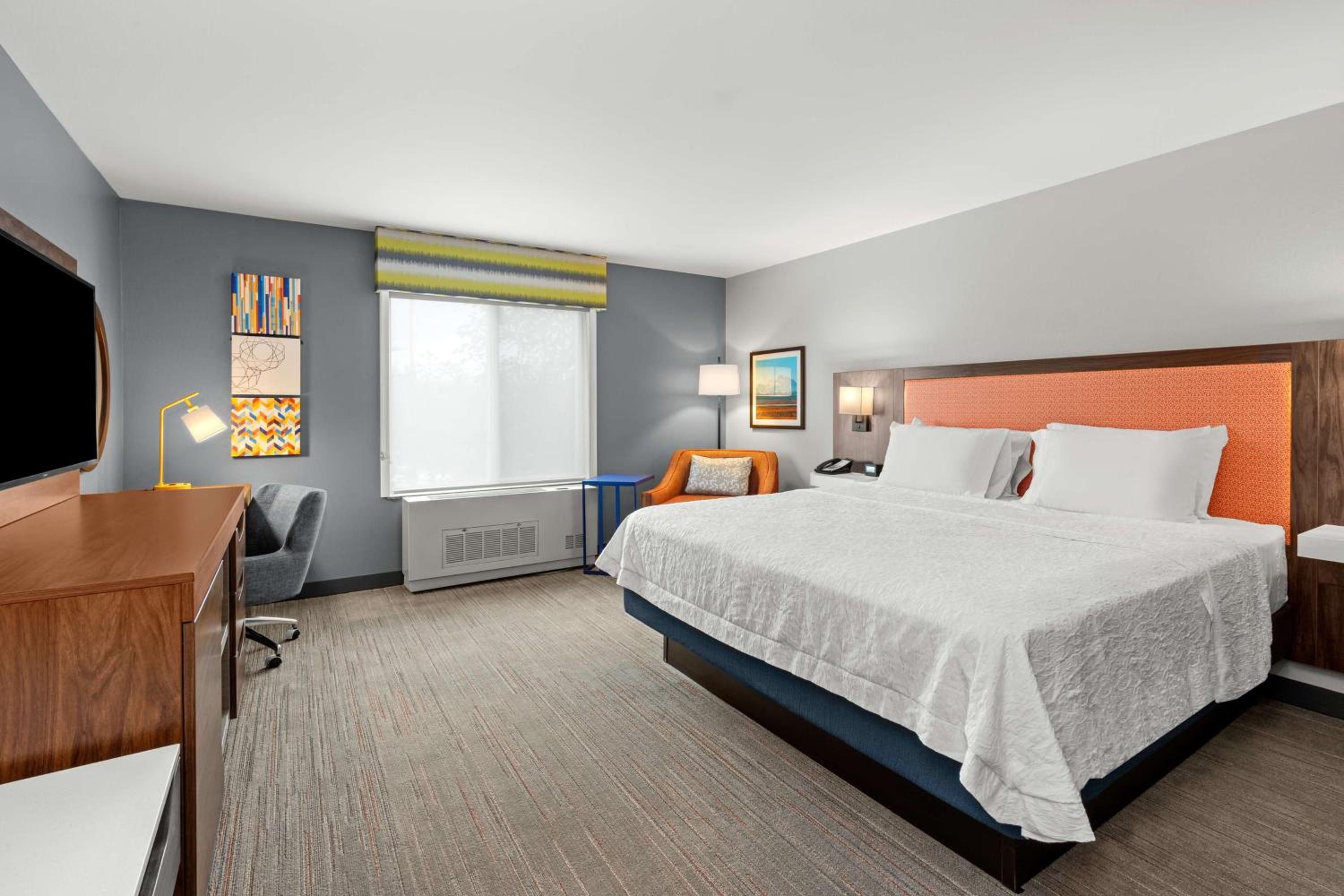 King Room with King Bed - Non-Smoking - Photo 3