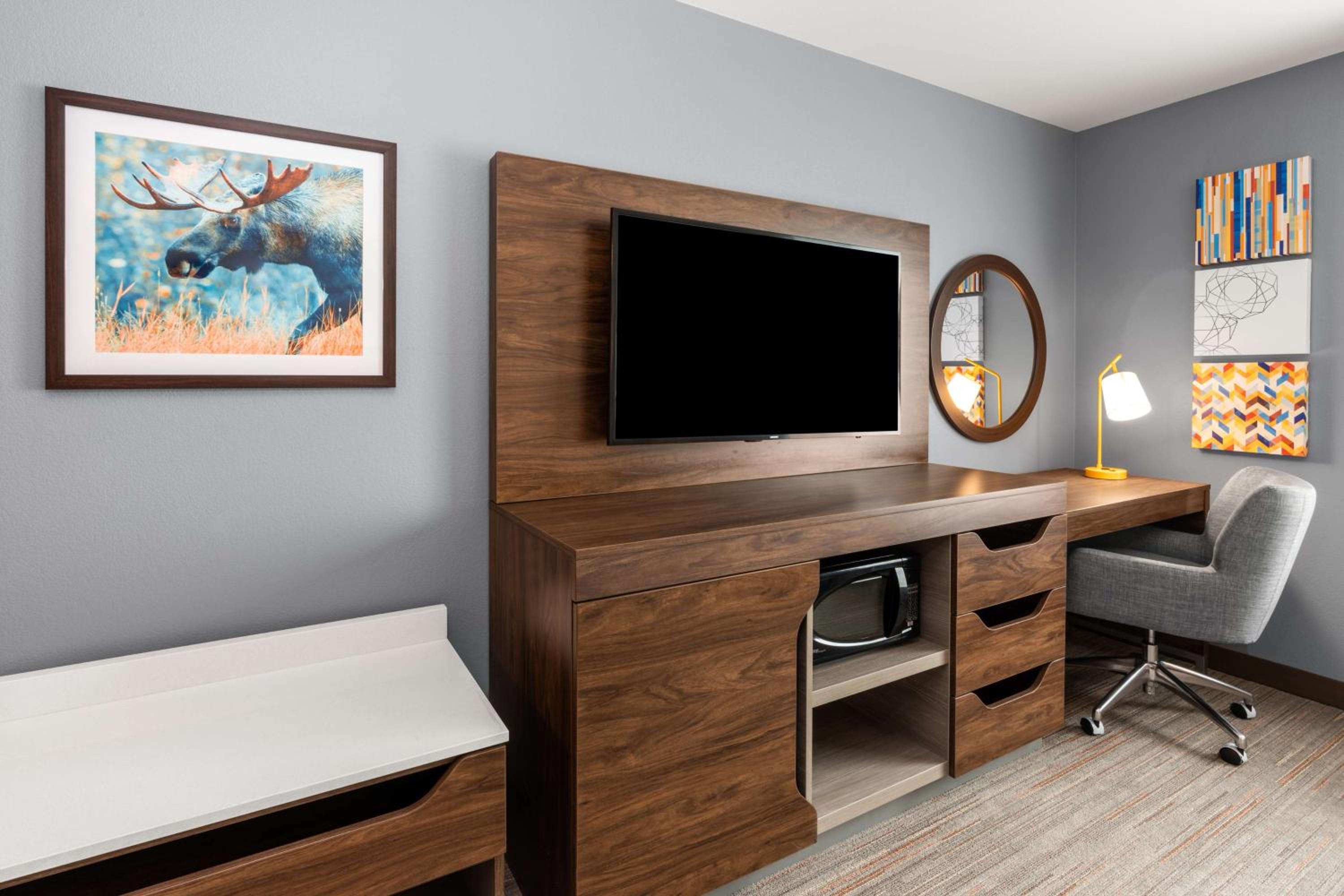 King Room with King Bed - Non-Smoking - Photo 4