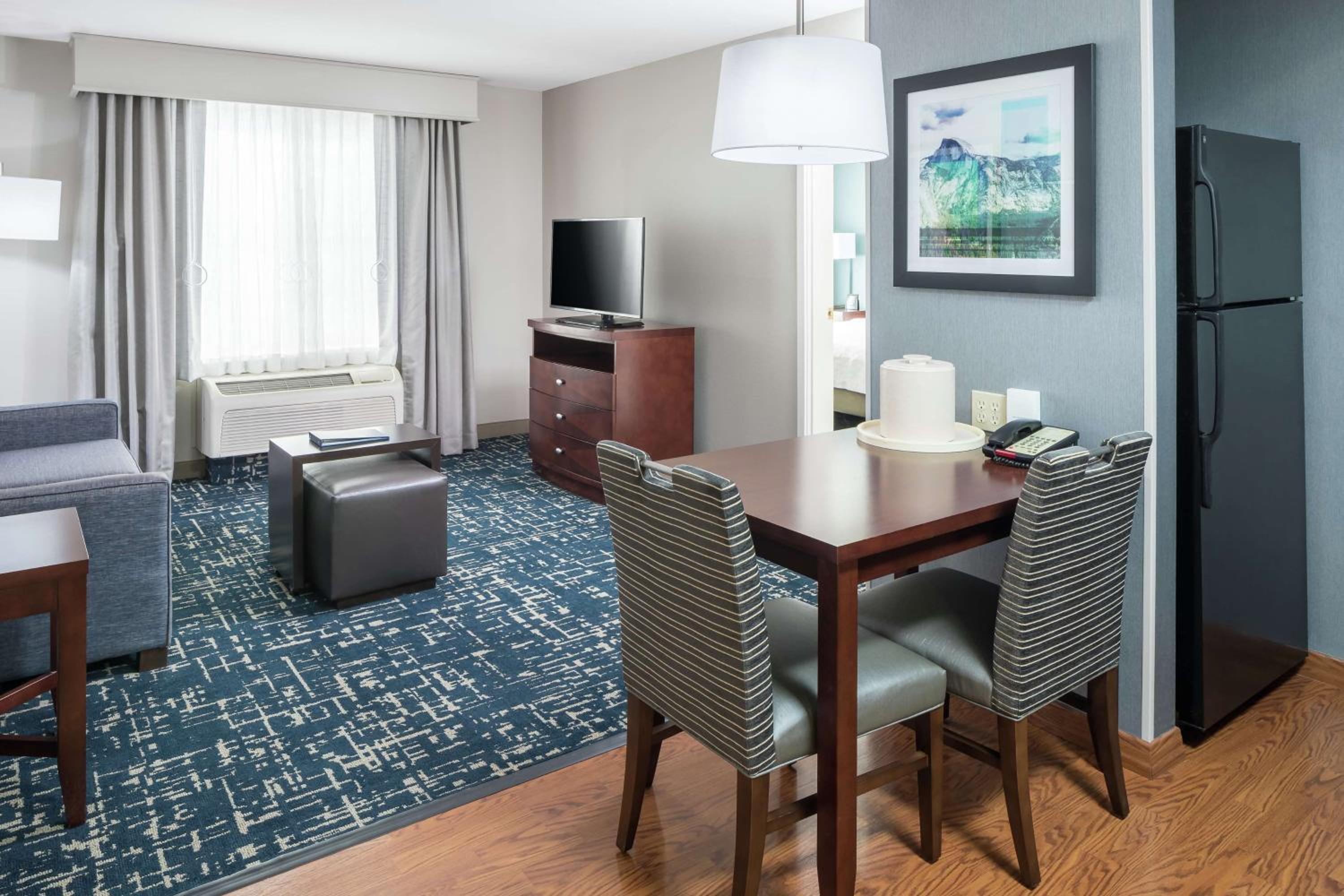 One-Bedroom Queen Suite with Two Queen Beds - Non-Smoking - Photo 4