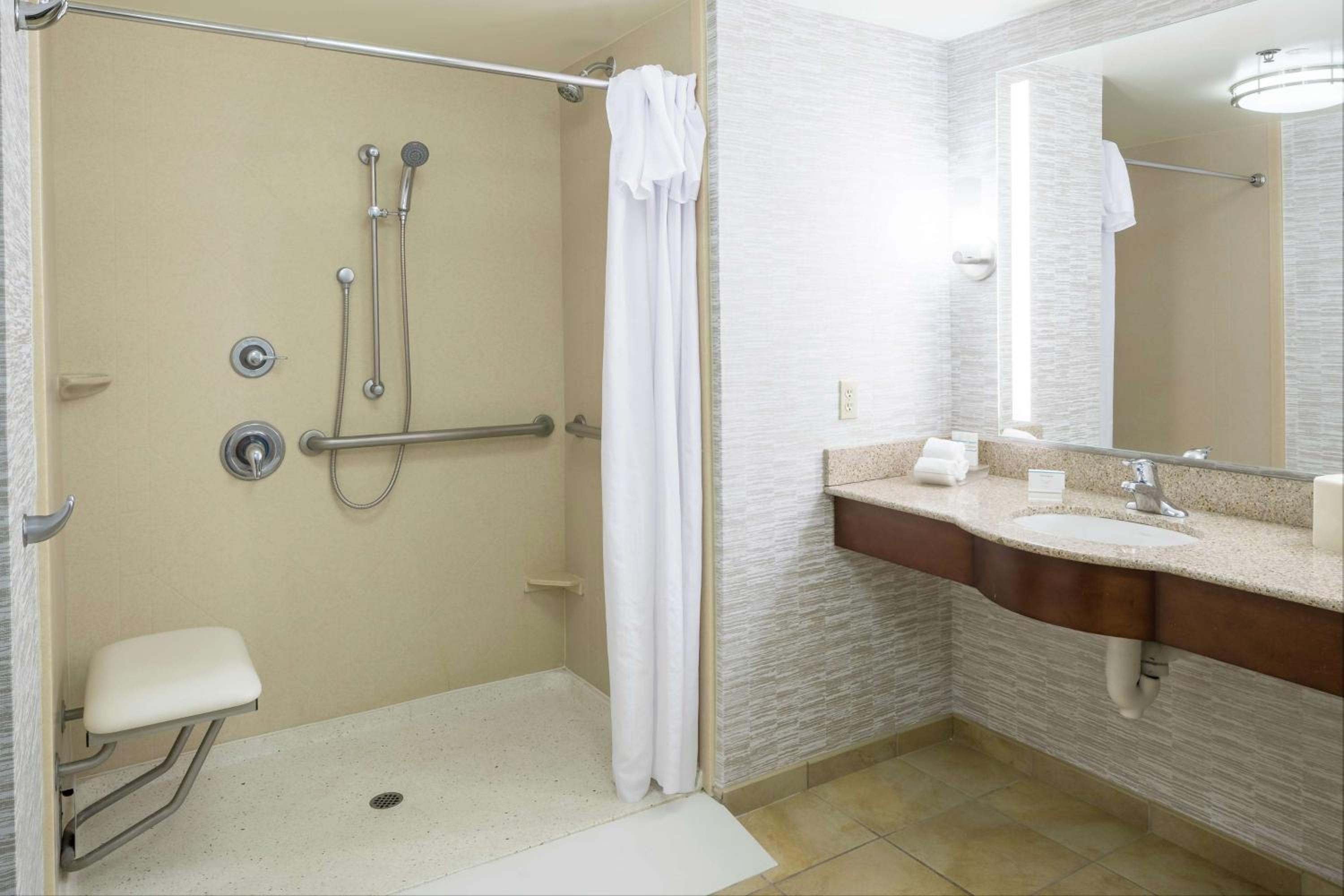 Suite with Two Queen Beds and Roll-In Shower - Mobility and Hearing Access/Non-Smoking - Photo 4