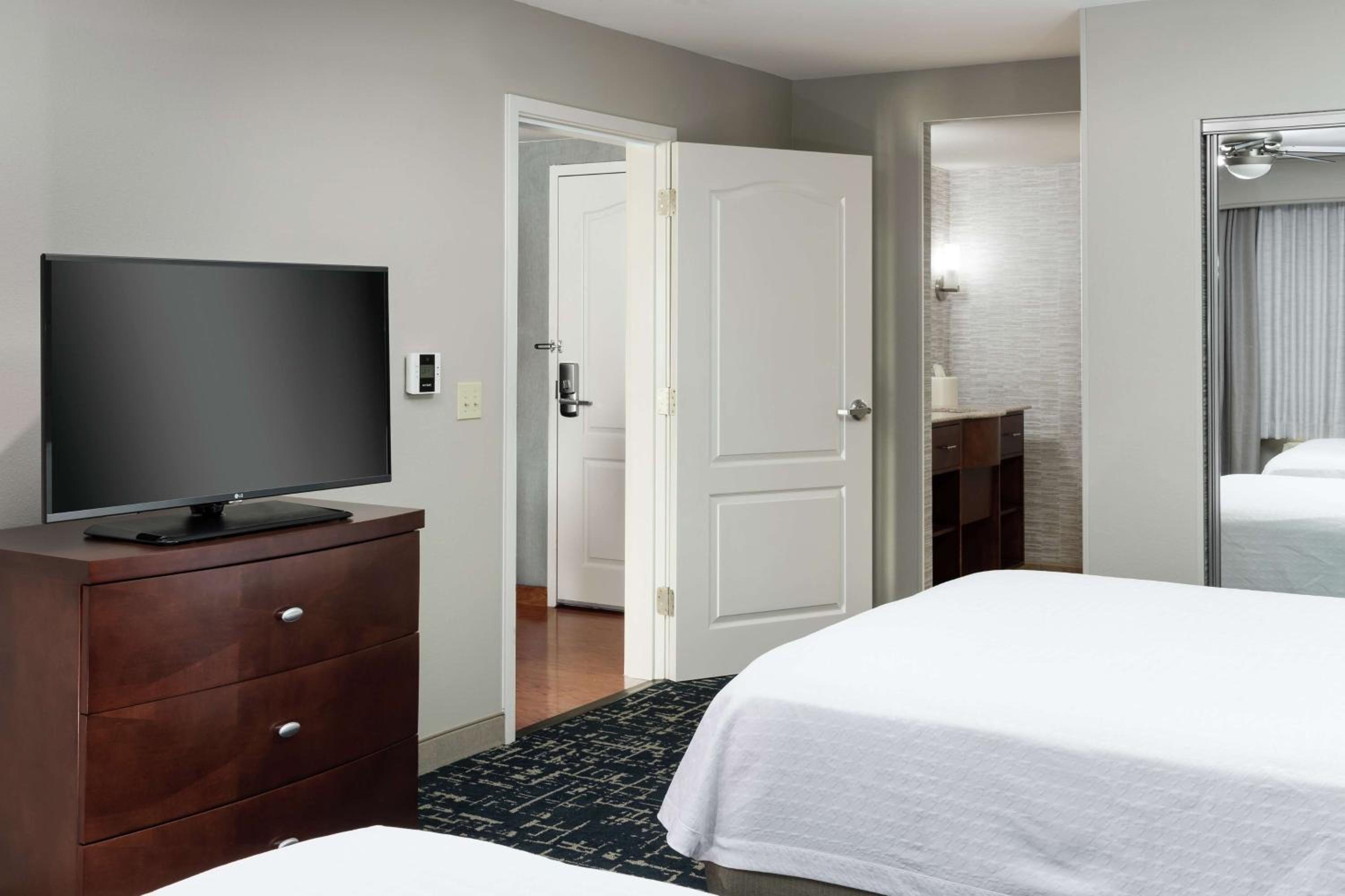 One-Bedroom Queen Suite with Two Queen Beds - Non-Smoking - Photo 2