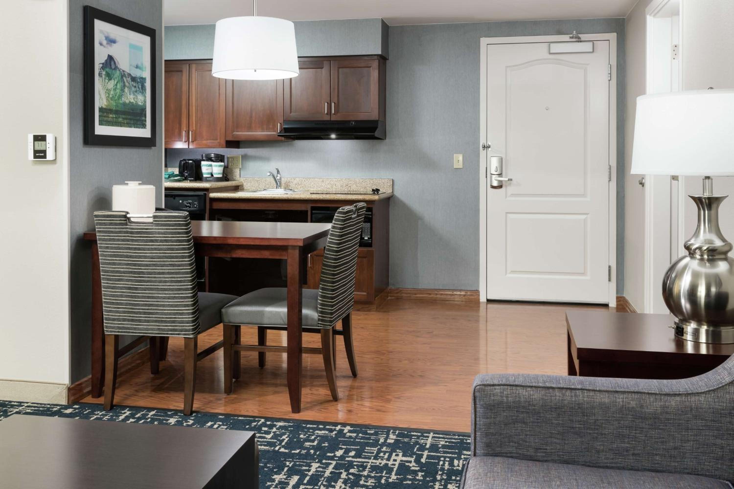 Two Bedroom Suite with One King and Two Queen Beds - Non-Smoking - Photo 4