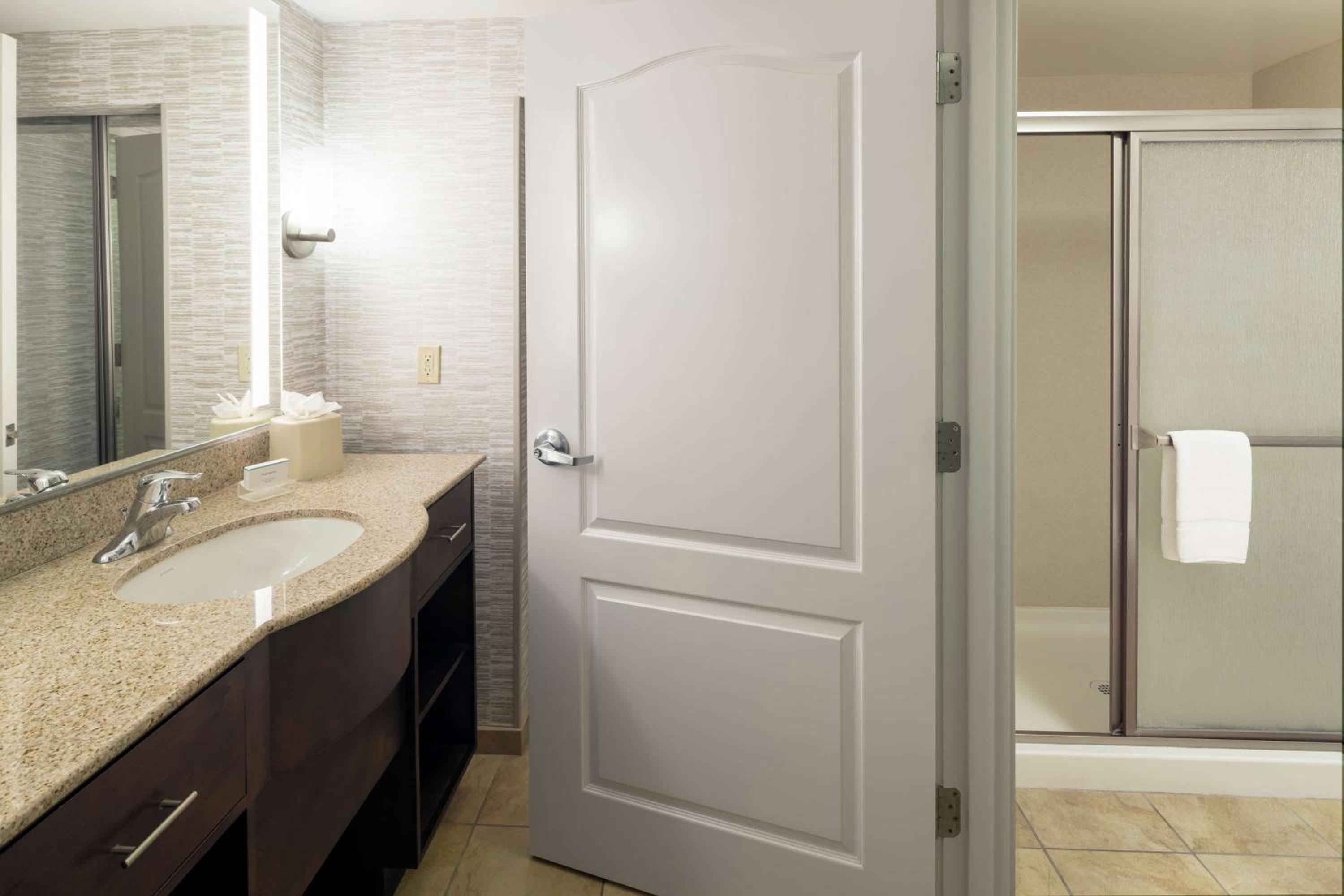 One-Bedroom King Suite - Non-Smoking - Photo 2